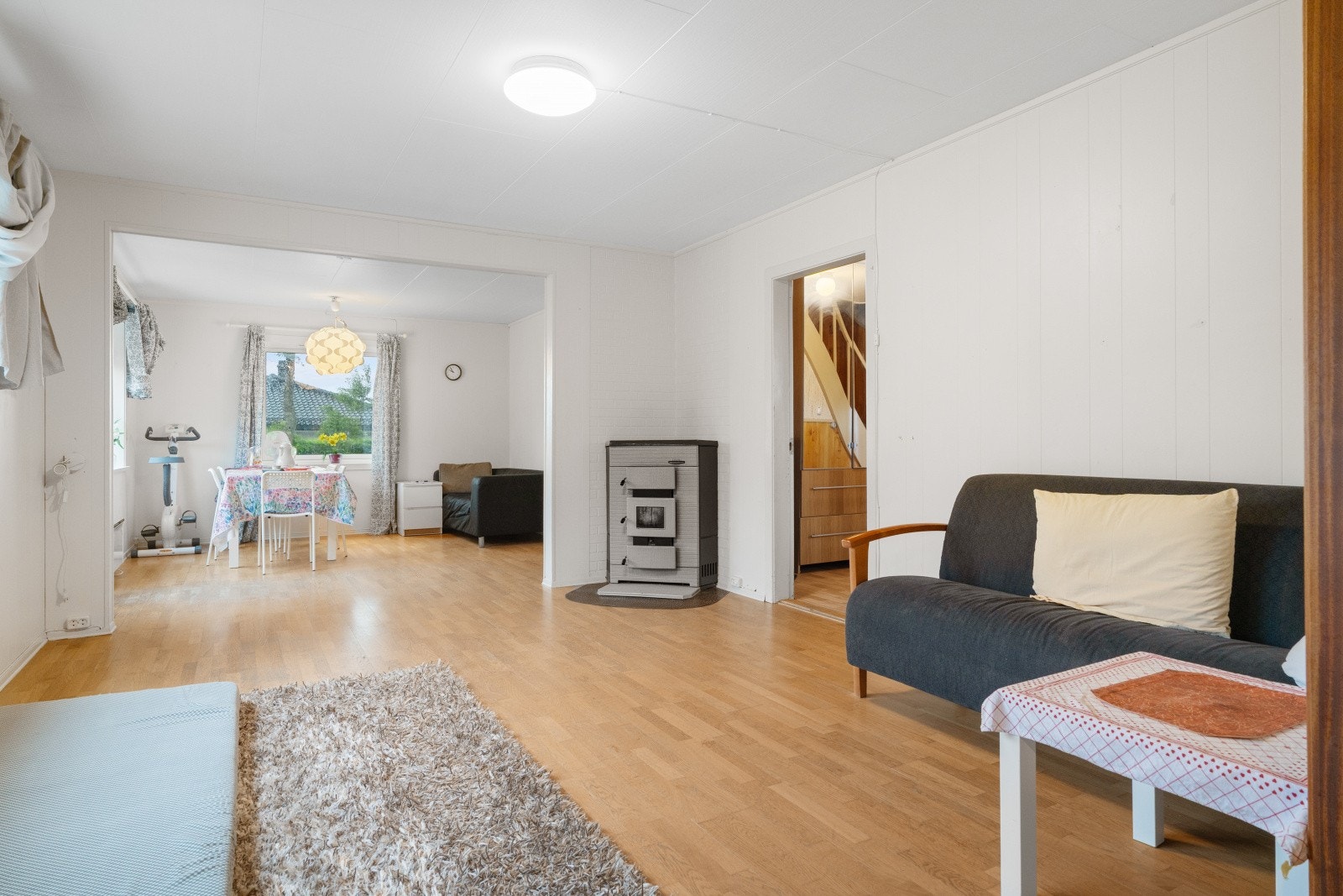 Boligen inneholder blant annet to romslige stuer, et stort kjøkken, fire soverom, baderom, terrasse og en uinnredet kjeller - med potensial for videre utvikling. Galleribilde