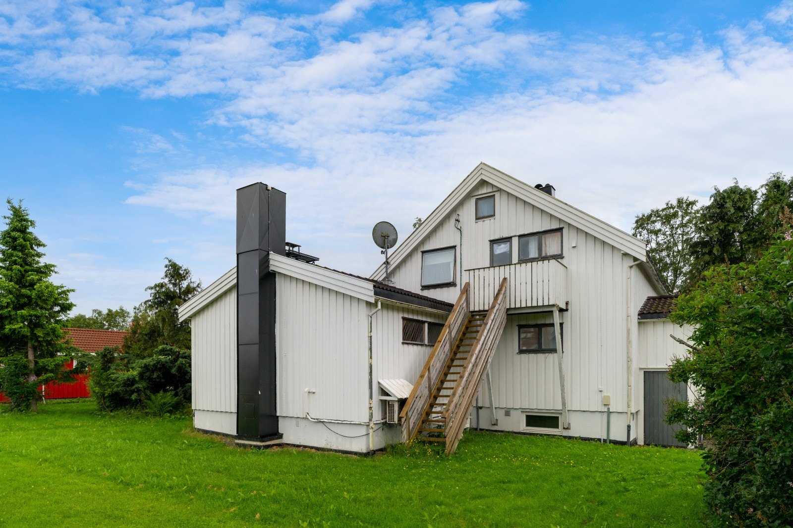 Det foreligger dokumentasjon på gjennomført tilsyn i 2022 hvor det ikke var anmerkninger på pipa. Galleribilde