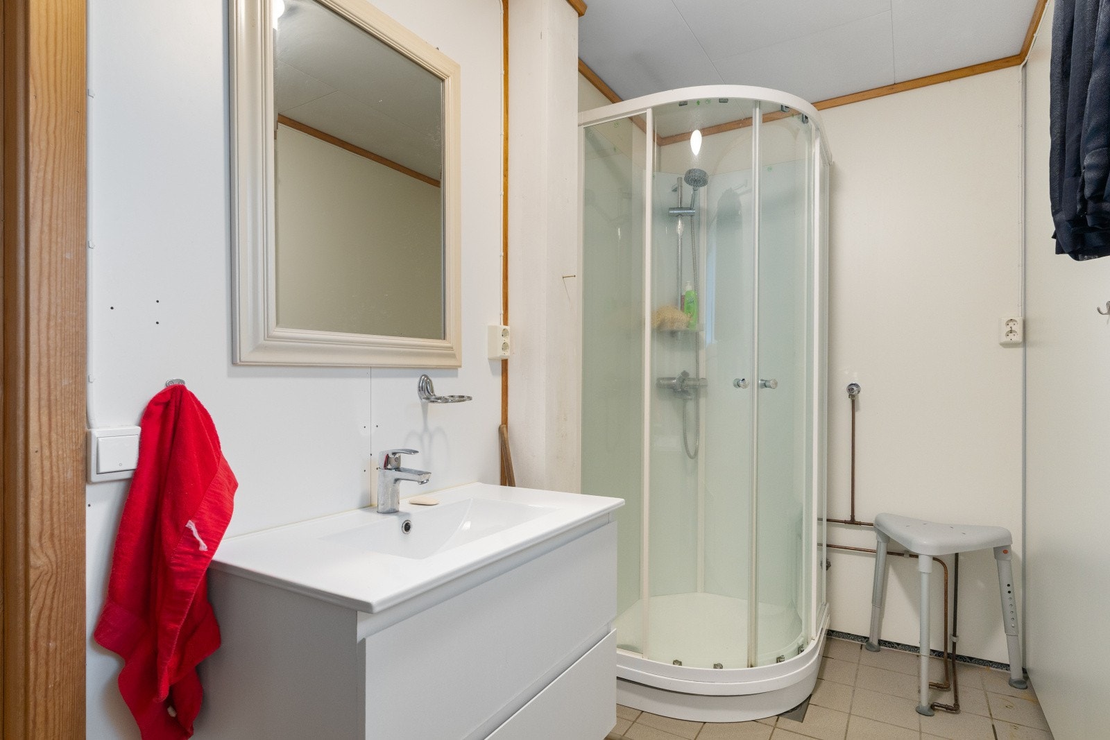 Baderom innredet med servantskap, wc og dusjkabinett. Galleribilde