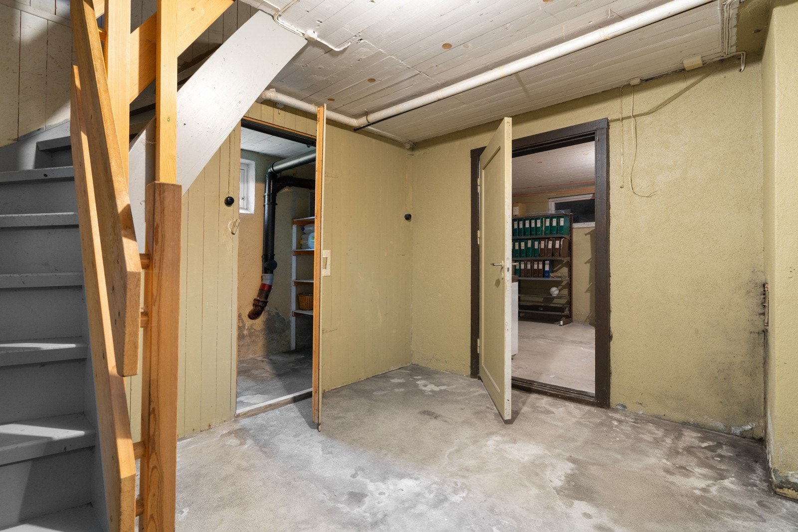 Uinnredet kjeller med fem rom og samlet areal på 44 m². Her er det godt potensial for videre utvikling. Galleribilde