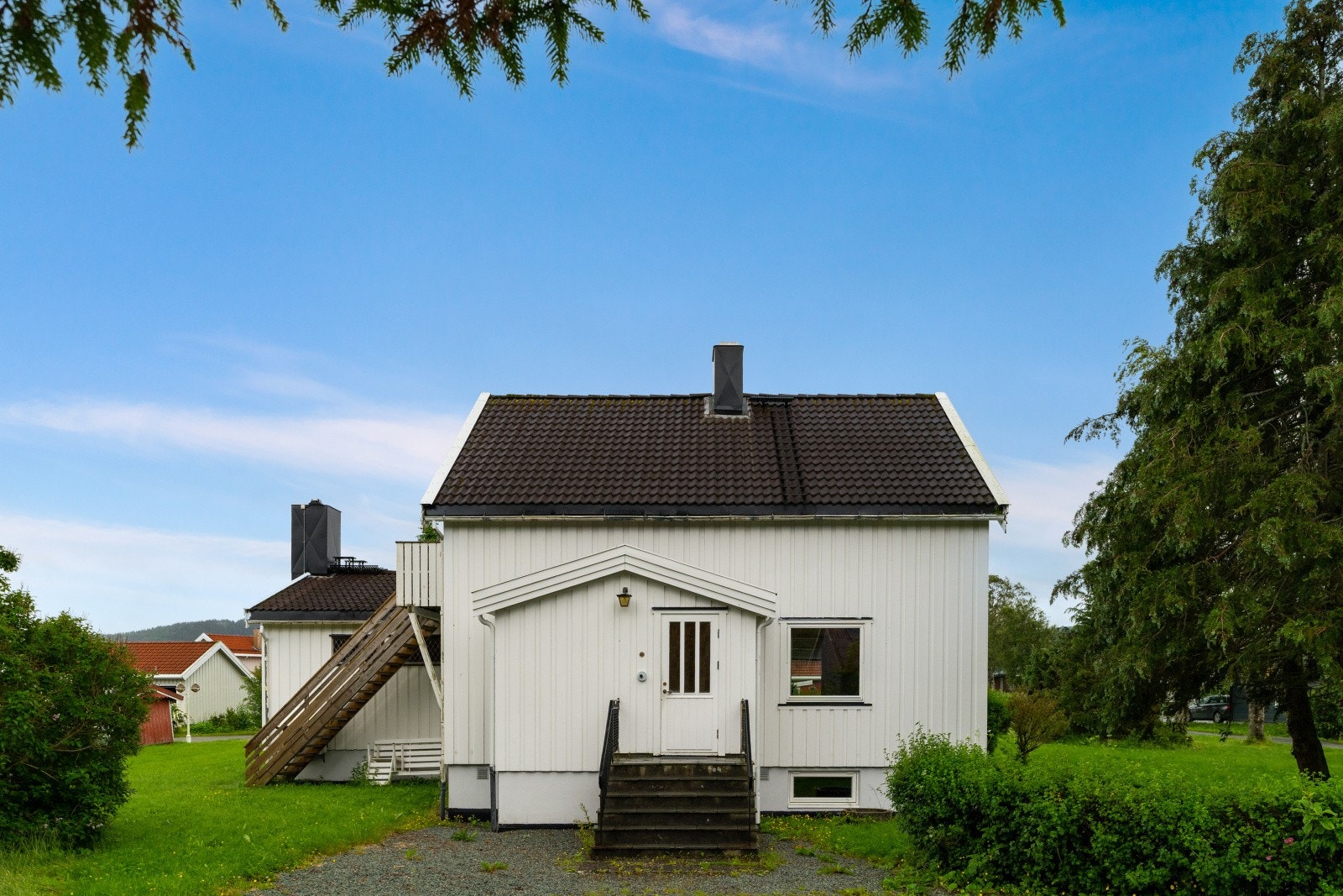 Boligen ligger på et fantastisk, sentralt sted, hvor du får både naturskjønne omgivelser og nærhet til alle nødvendige fasiliteter. Galleribilde