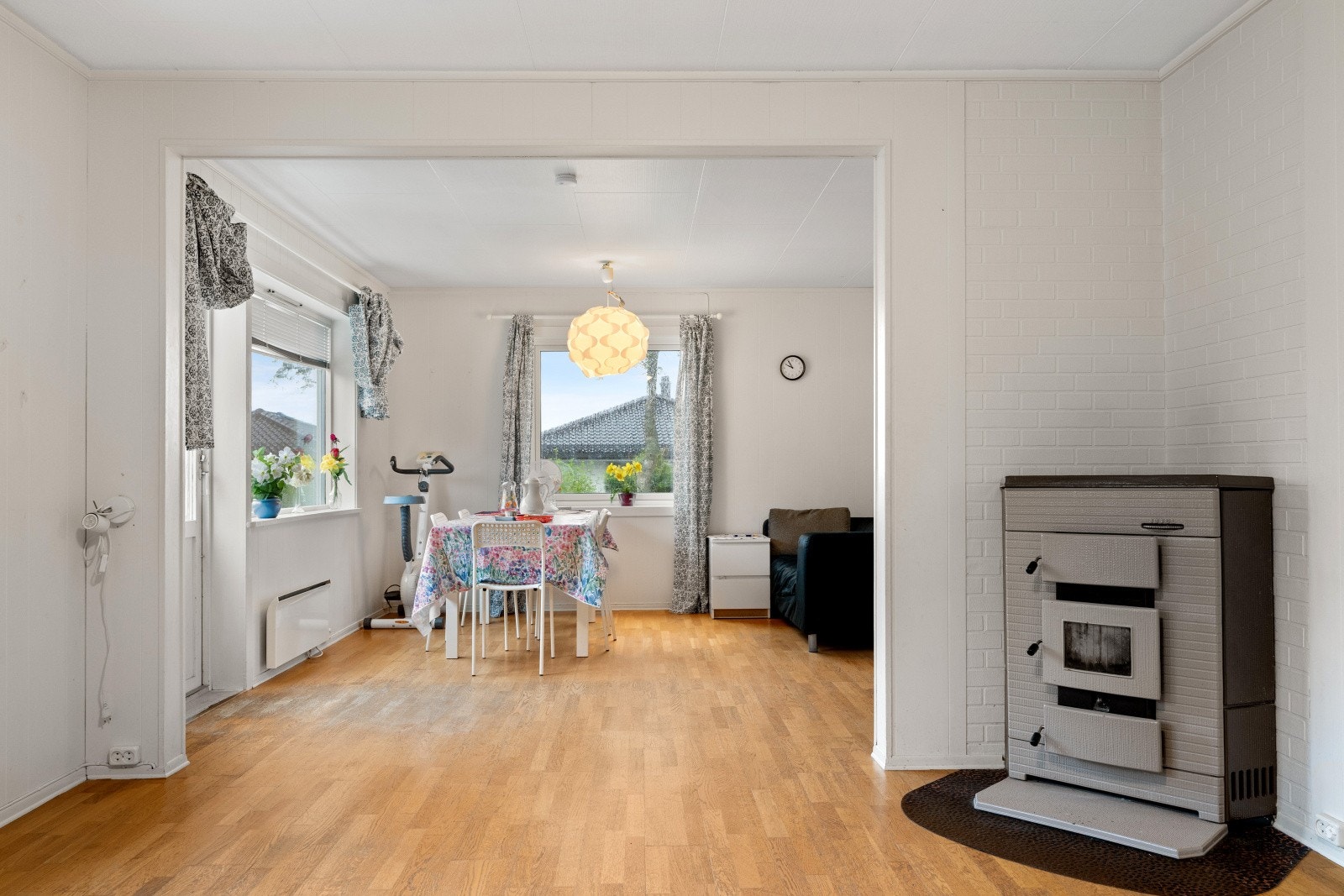 Det er etablert en terrasse på 15 m² med adkomst via peisestuen på hovedplanet. Galleribilde