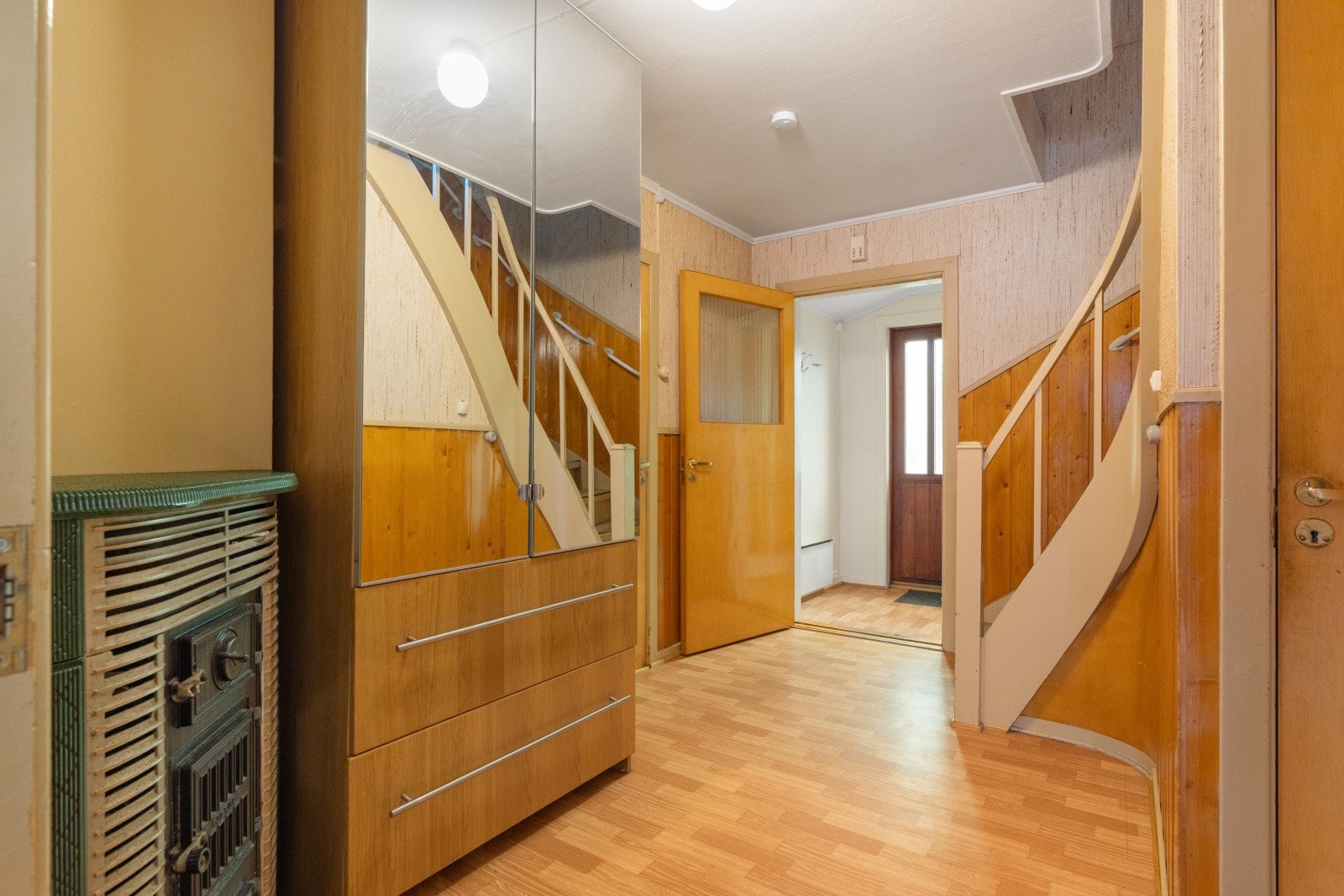 Romslig gang med trapp til loft og kjeller. Galleribilde