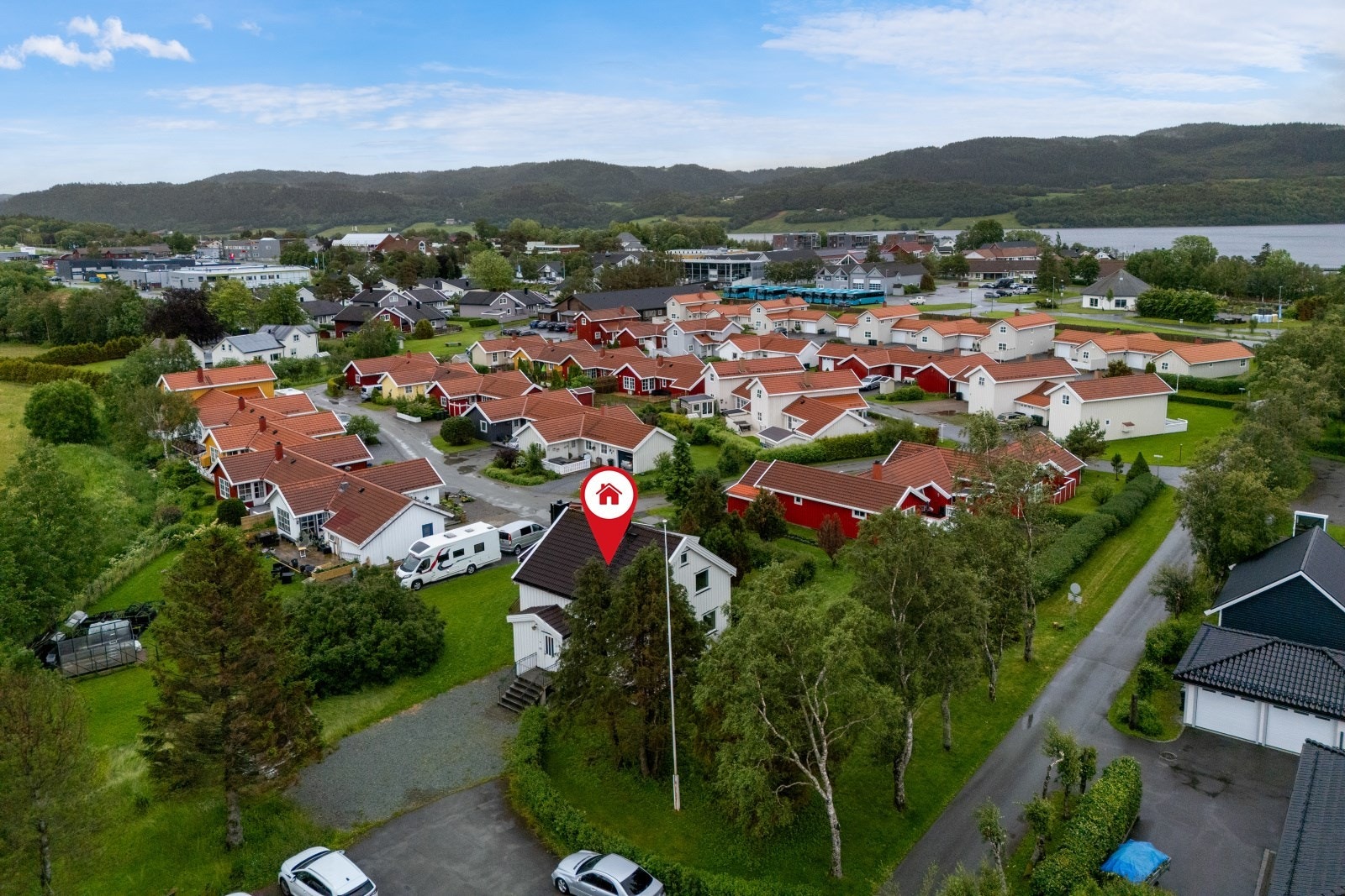 Tomten er på ca. 1092 kvm. Godt med areal for videre utnyttelse. Galleribilde