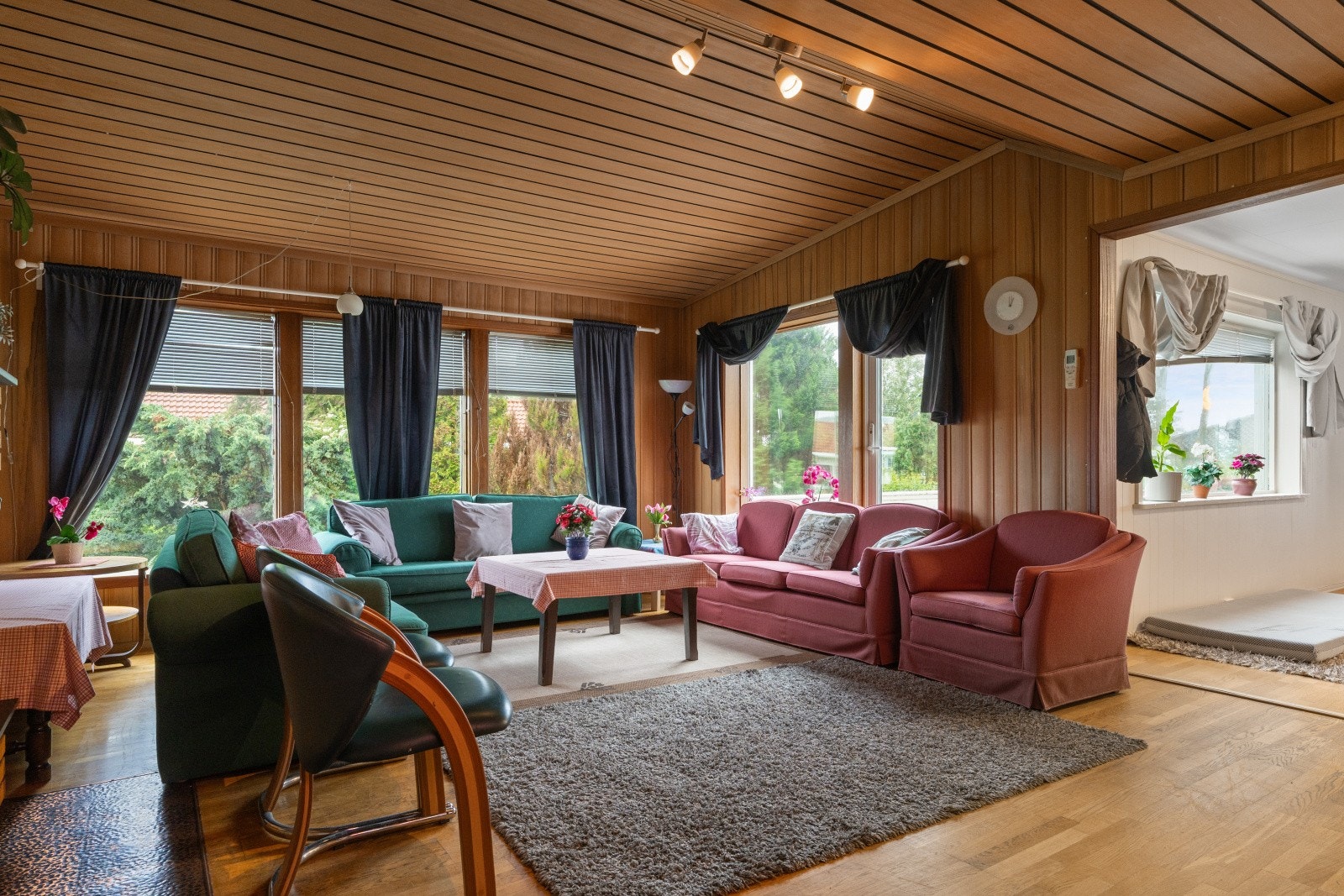 Peisestuen er påbygd etter opprinnelig byggeår og har god takhøyde. Med sine 29,5 m² gir rommet flere møbleringsmuligheter. Galleribilde