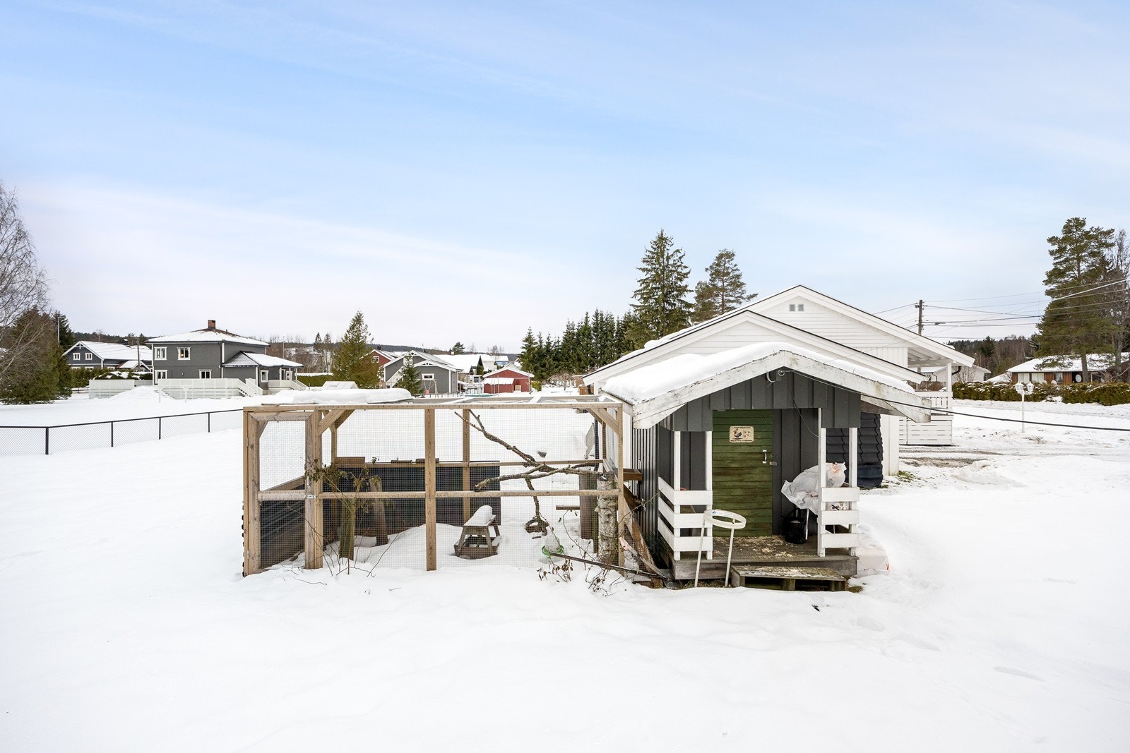 Hagen innbyr til lek for de minste, og på eiendommen er det også et hønsehus med tilhørende innhegning. Galleribilde