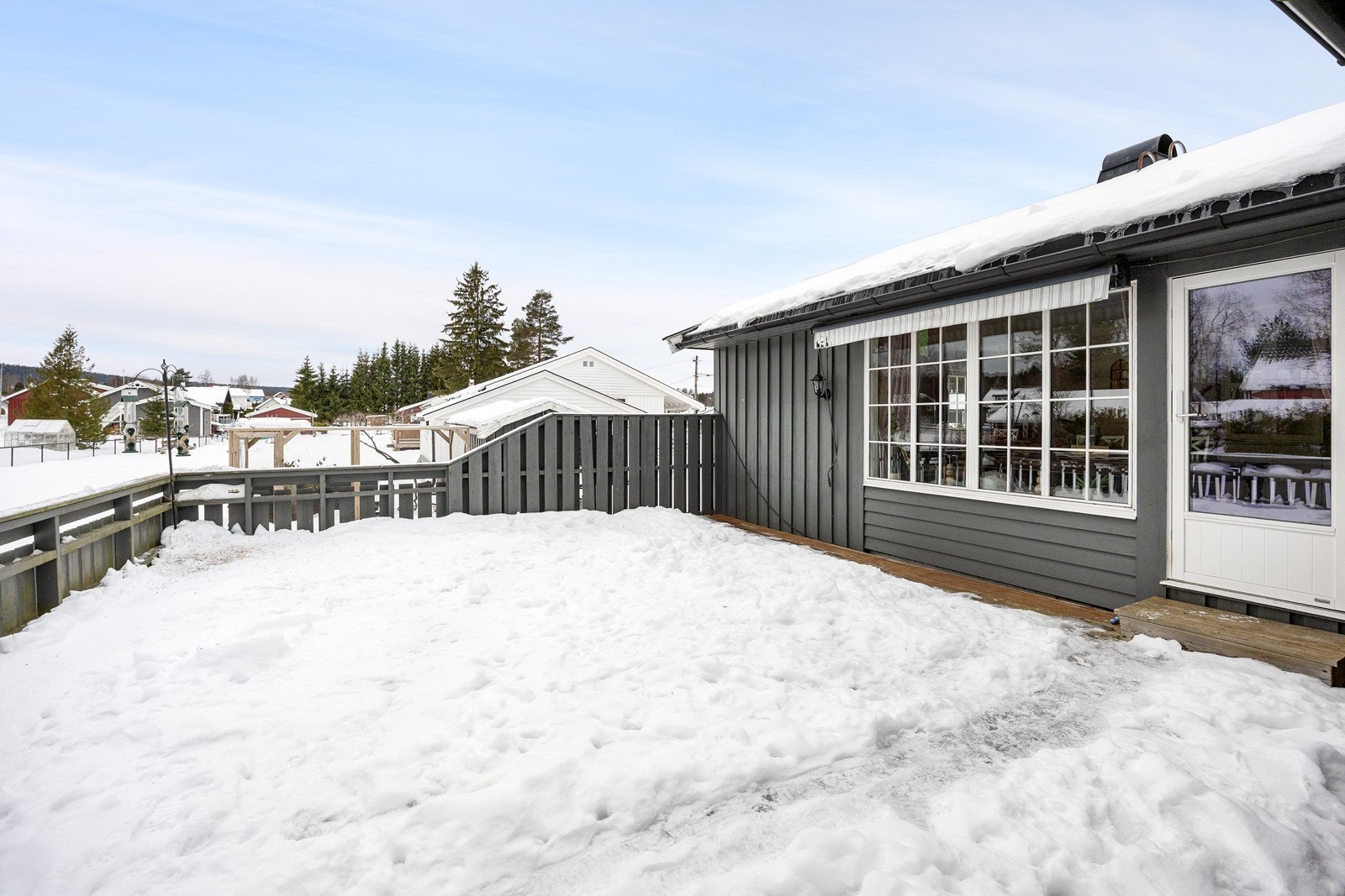 Vinterstid kjøres det opp skiløyper i nærmiljøet, og mange benytter løypa til Kongen hvor det er fin utsikt over Løkenområdet. Sommerstid er det fint å dra på badetur til Damtjern, som har badebrygge og fiskebrygge. Galleribilde