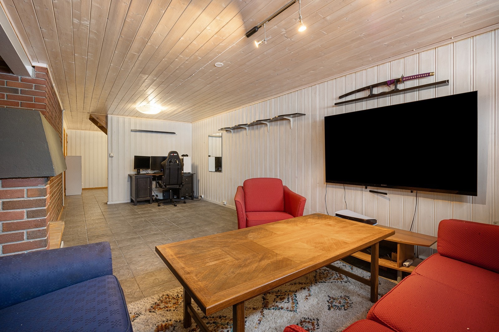 Rommet er betegnet som hobbyrom på byggetegninger og det er ikke søkt godkjenning av bruksendringen. Rommet kan derfor ikke lovlig brukes som oppholdsrom, og tilfredsstiller heller ikke kravene til lysforhold eller rømningsvei. Galleribilde