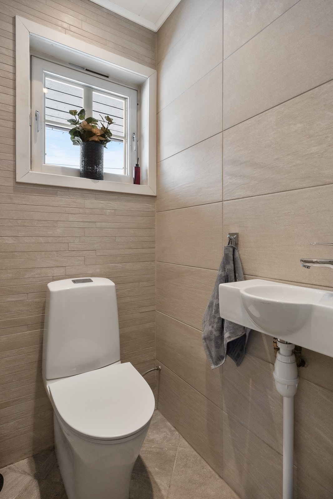 Wc-rommet er helfliset, utstyrt med gulvvarme og enkel servant. Galleribilde