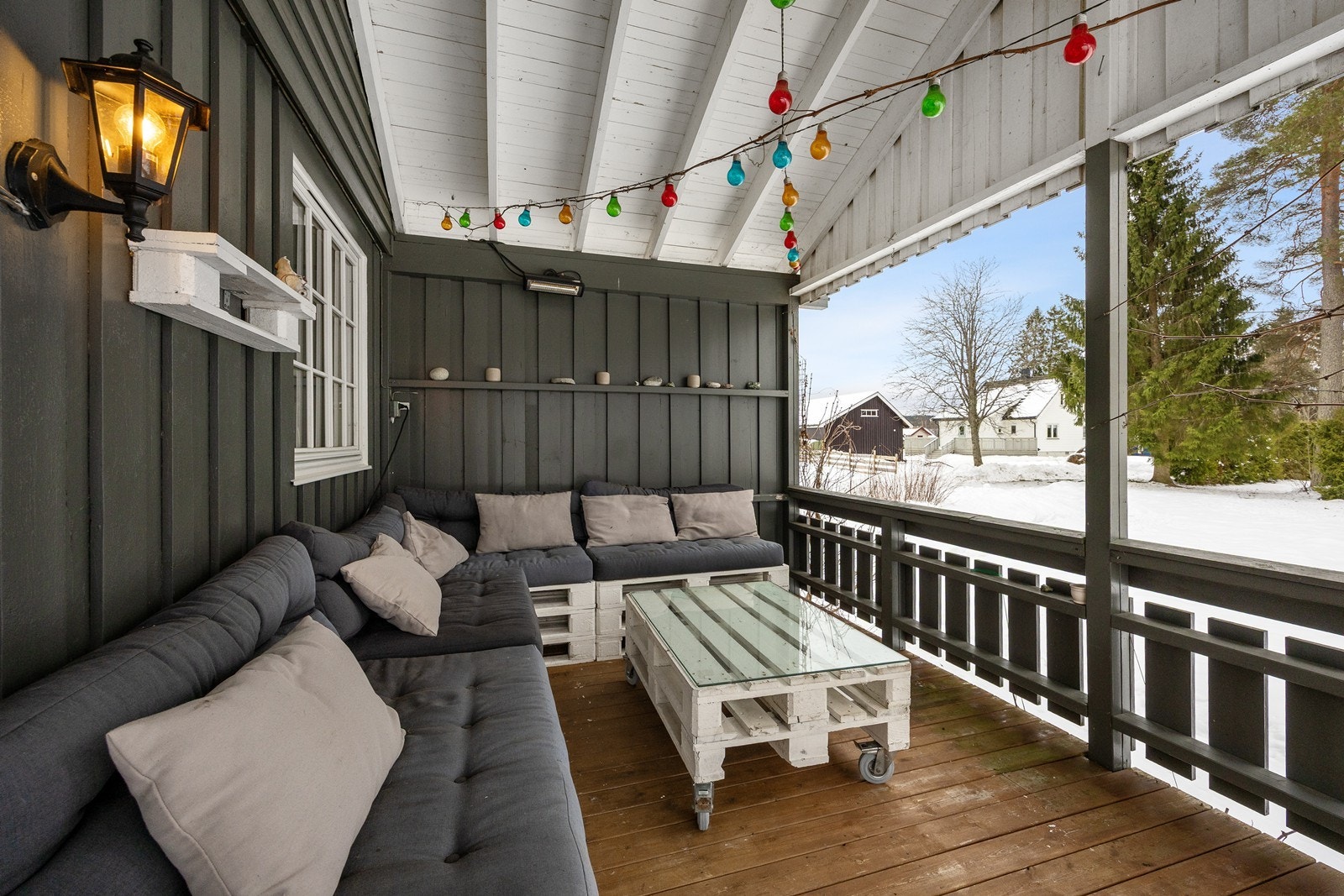 Den overbygde delen gir en lun og koselig krok, der livet utendørs nytes selv når det er litt ruskete. Galleribilde