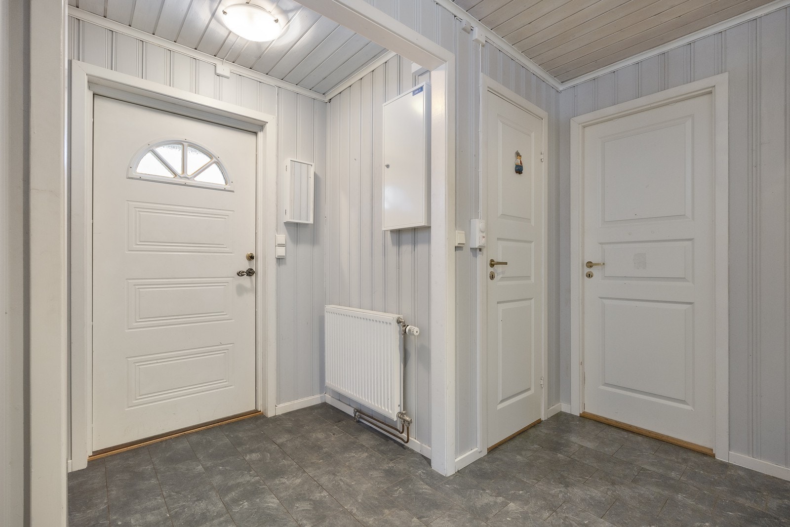 Vel inne har entreen god oppbevaring i et stort garderobeskap med dels speilfronter. Galleribilde