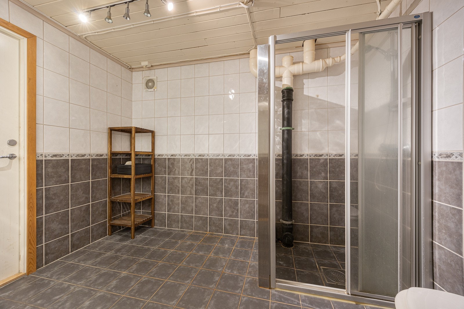 Badet i kjelleren fremkommer som klesbu på byggetegninger og det er ikke søkt bruksendring hos kommunen. Galleribilde
