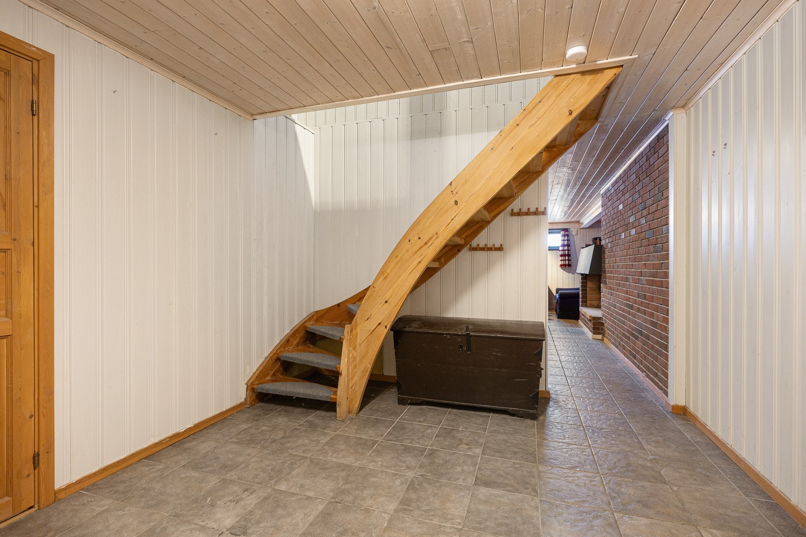 Det er åpent trappeløp fra gangen ved entreen og ned til kjelleren. Galleribilde