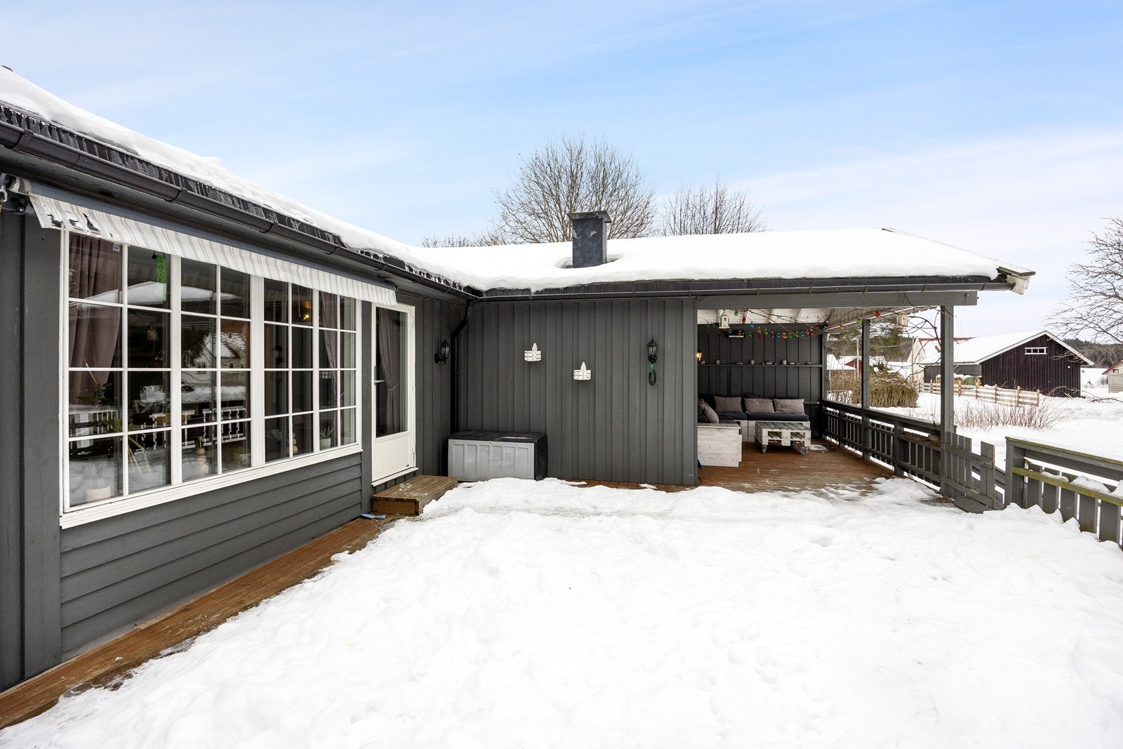 Belysning er installert, og uterommet har markise, stikkontakt og trapp ned til hagen. Galleribilde