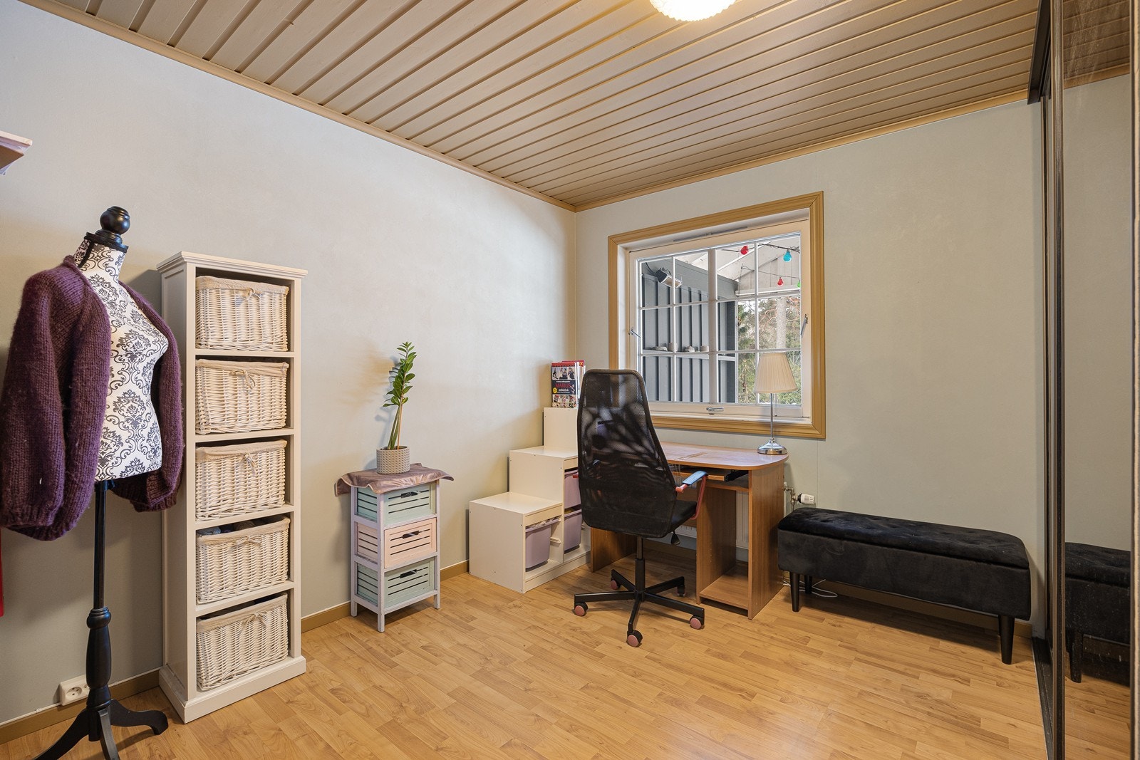 Det ene soverommet har en skyvedørsgarderobe med speilfronter. Galleribilde