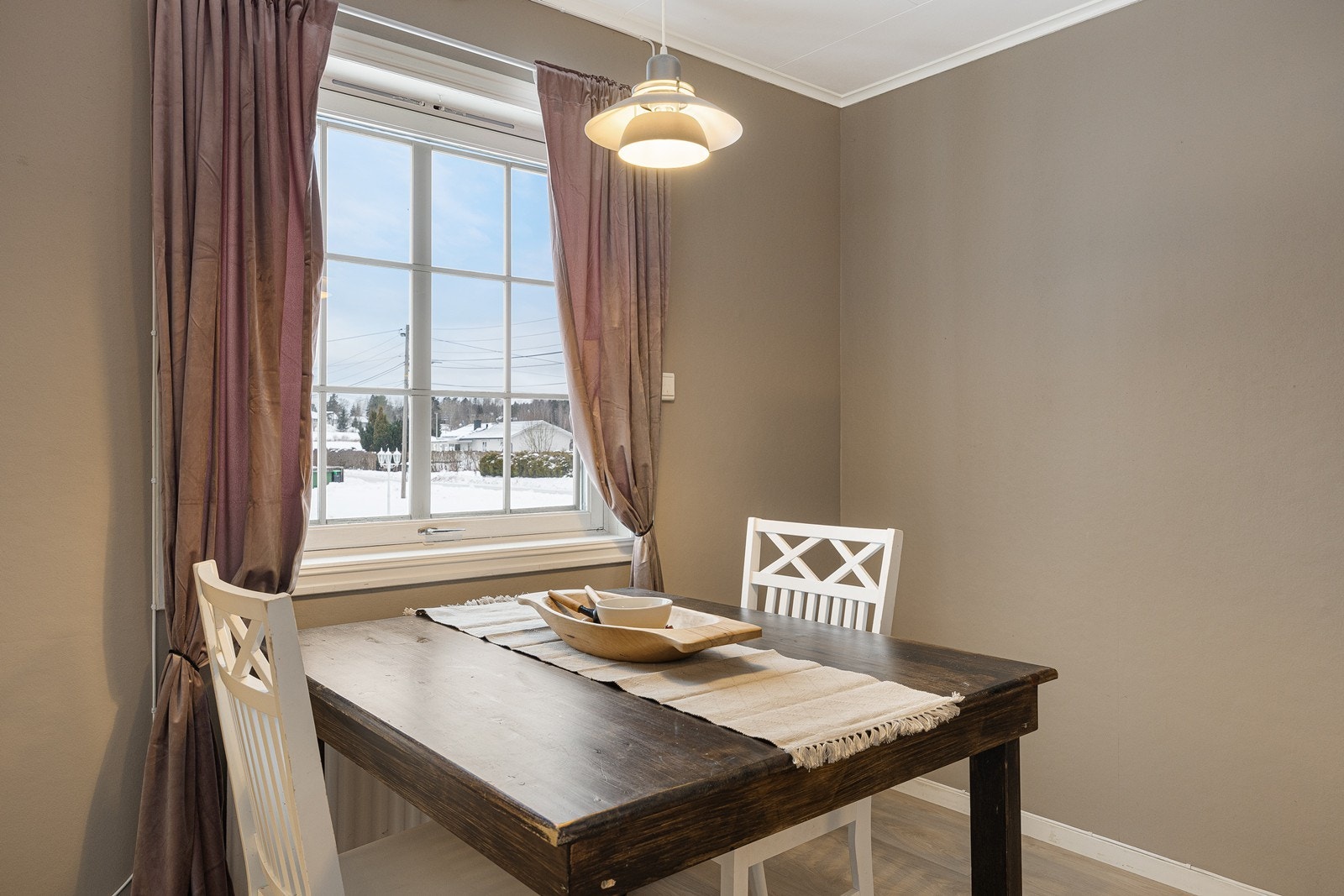 Utenfor kjøkkenet passer det utmerket å innrede med spisebord for hverdagens middager og kaffeprat. Galleribilde