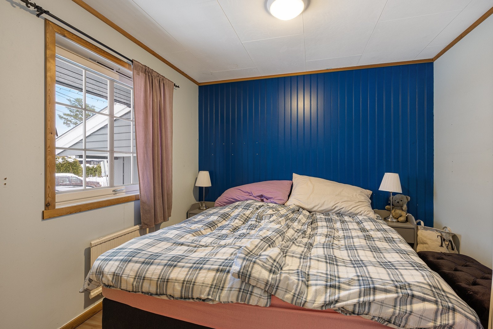 Tre soverom er samlet i den ene enden av hovedetasjen. På hovedsoverommet er det plass til dobbeltseng. Galleribilde