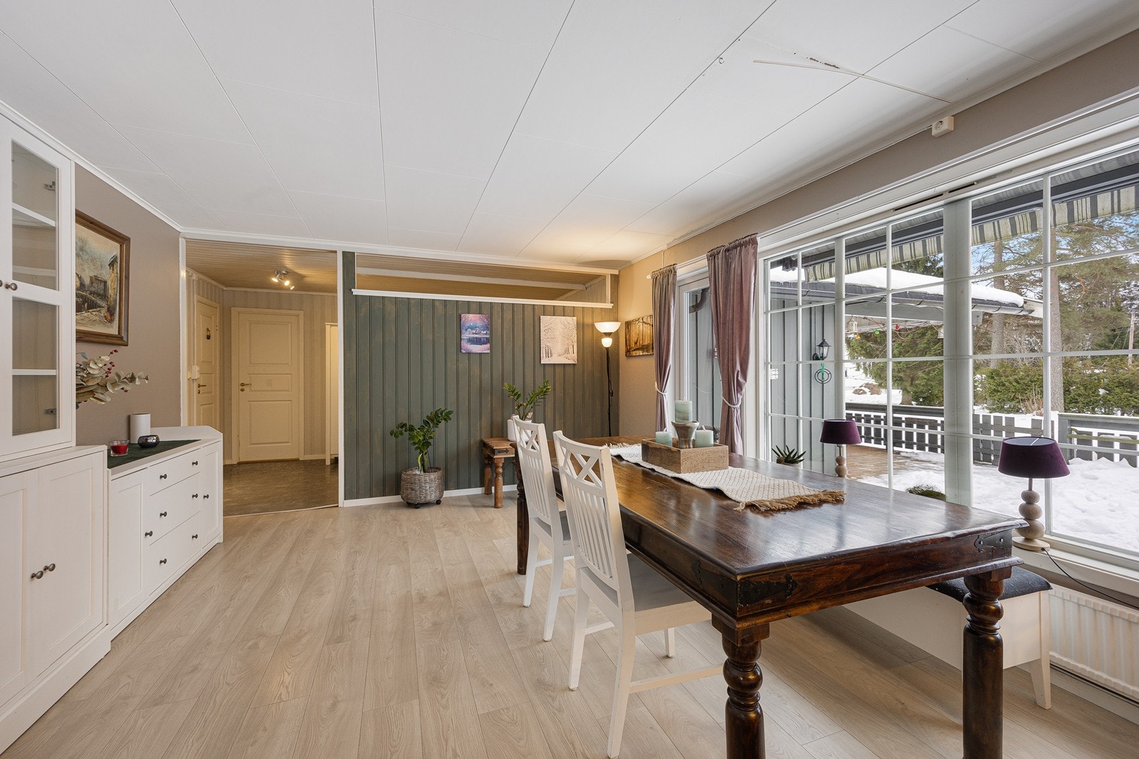 Foran de store vinduene er det i dag innredet med en stor spisestue hvor familie og venner kan samles til feiringer og hyggelige måltider. Galleribilde