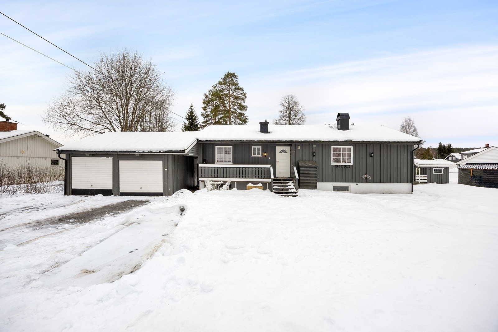 Eneboligen har en dobbelgarasje med sidedør og et areal på ca. 34 kvm. Foran garasjen gir en asfaltert gårdsplass ytterligere parkeringsmuligheter. Galleribilde