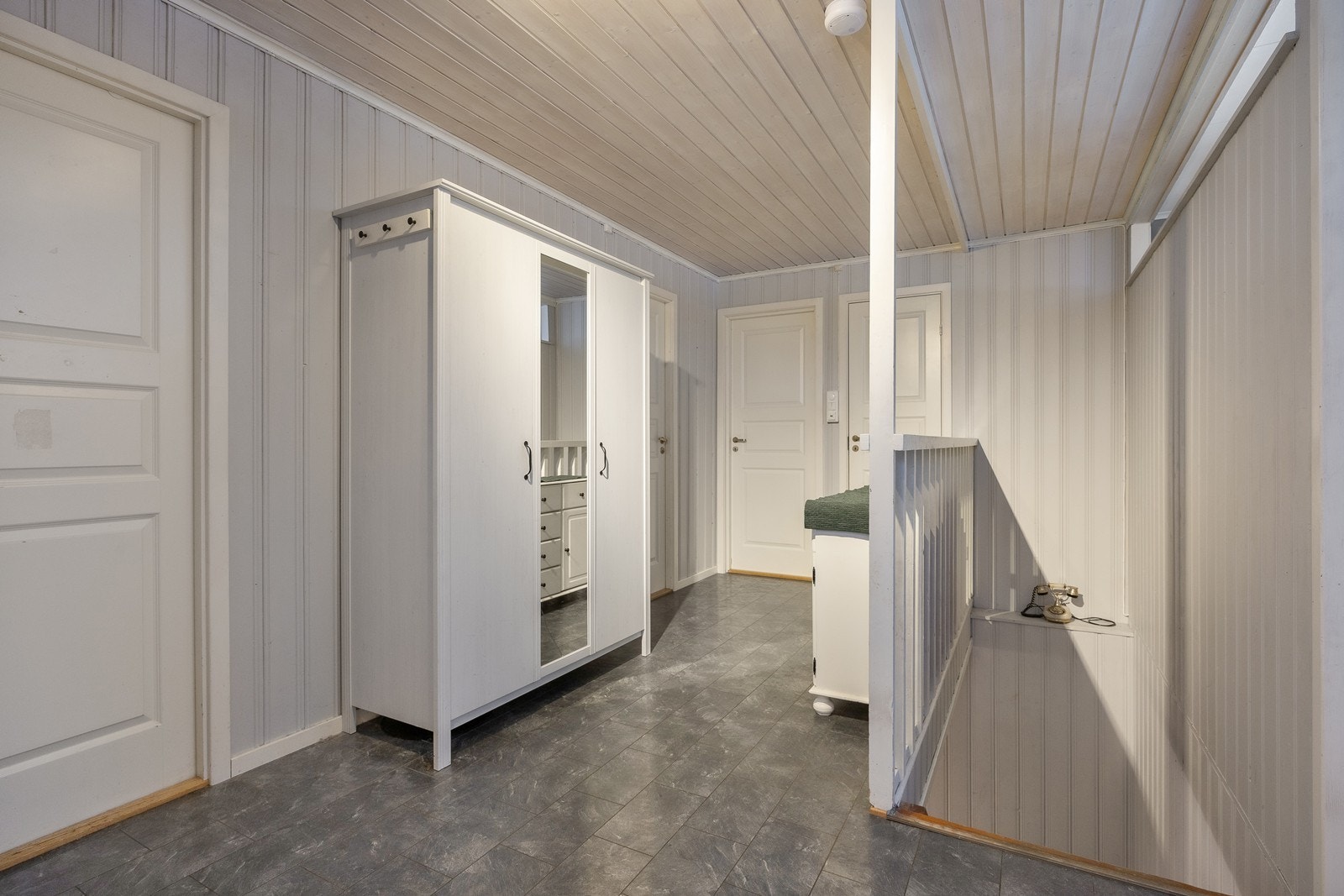 Planløsningen er funksjonell, og fra entreen er det videre adkomst til de øvrige rommene i hovedetasjen. Galleribilde