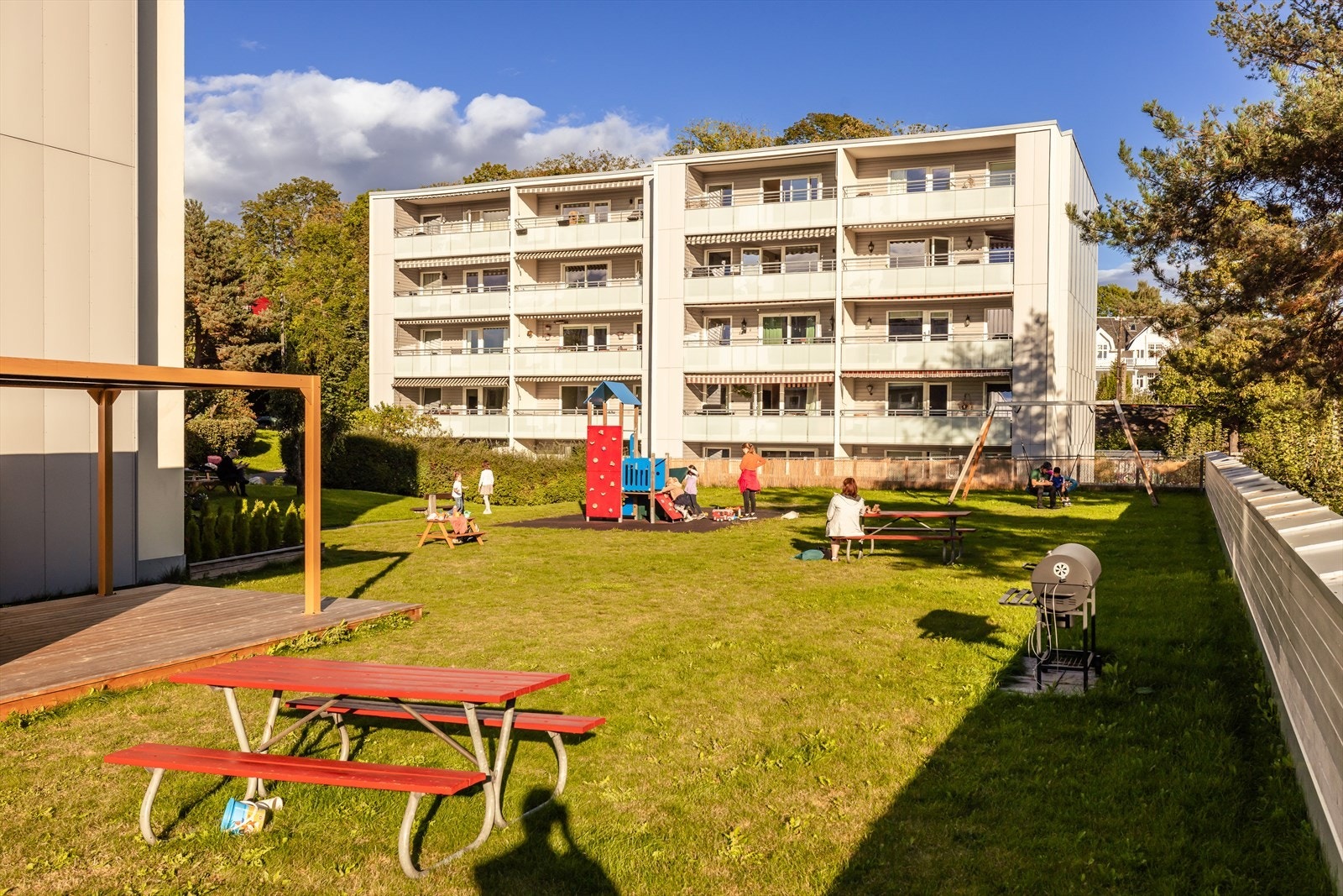 Pent felles uteområde med lekeplass og sittegrupper Galleribilde