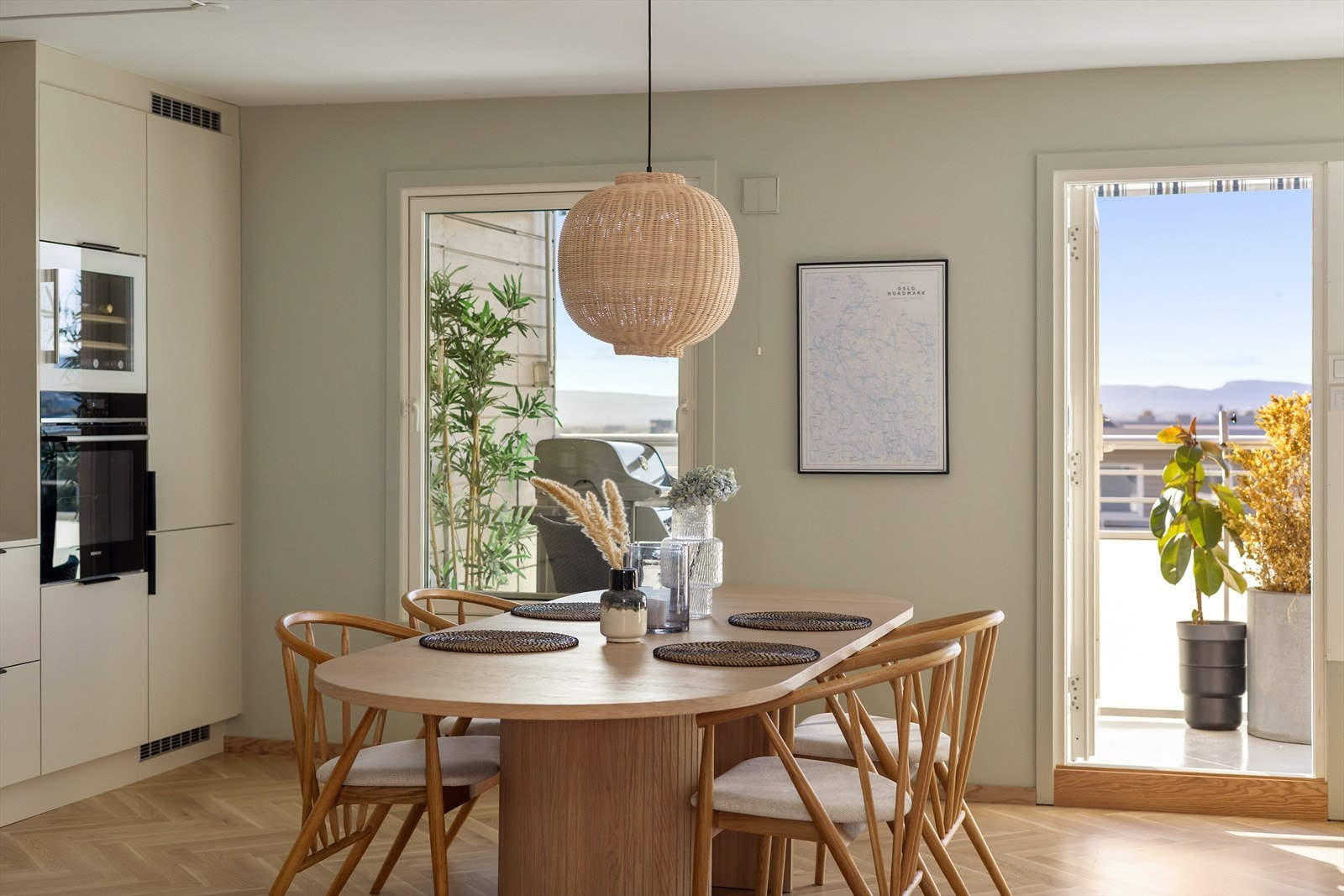 Stuen har god plass til spisebord, perfekt for sosiale sammenkomster Galleribilde