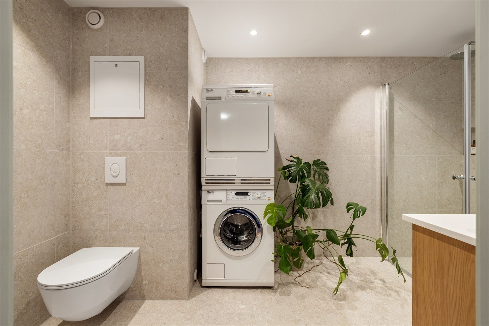 Baderommet er utstyrt med opplegg til både vaskemaskin og tørketrommel Galleribilde