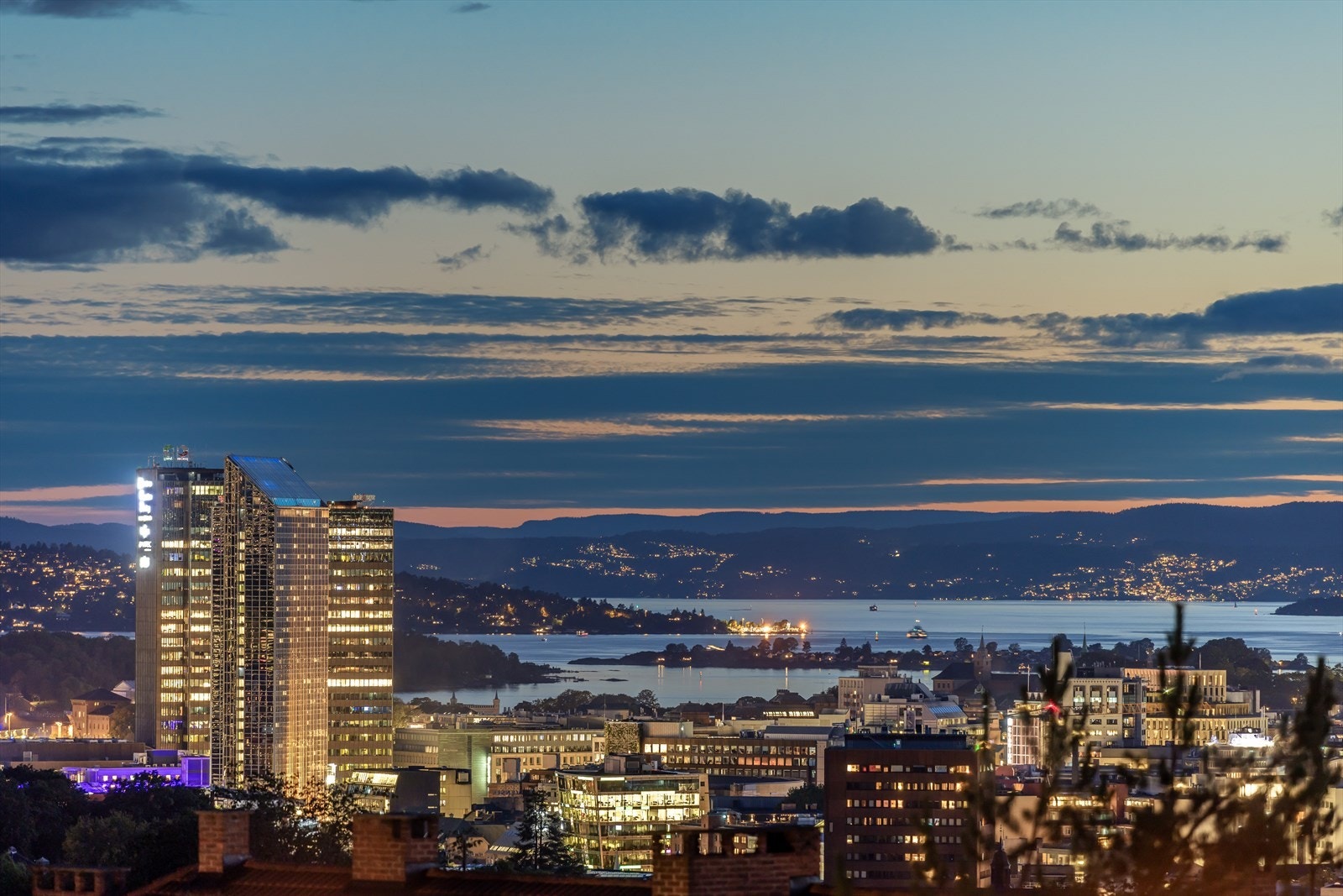 En svært lekker og nyoppusset (2025) 4-roms leilighet beliggende skjermet og tilbaketrukket, på et høydedrag med utsikt over hele byen Galleribilde