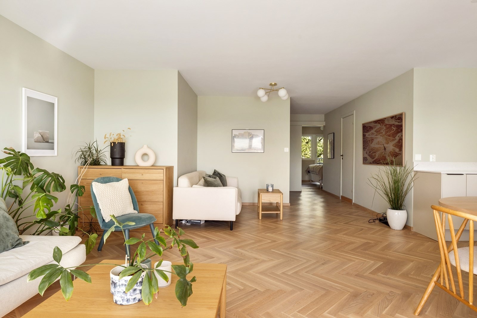 Romslig stue med flere møbleringsmuligheter Galleribilde