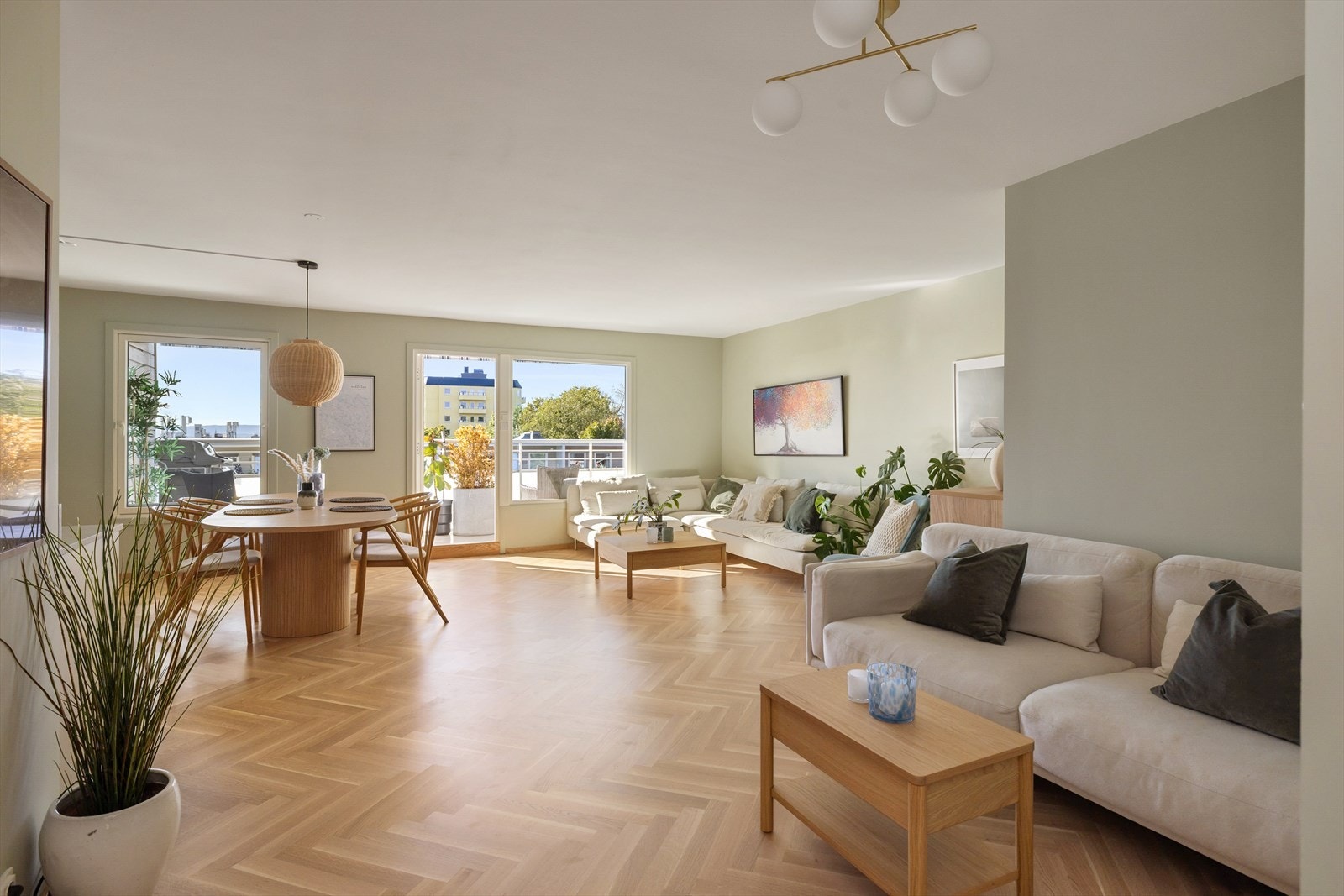 Boligen har åpen stue/kjøkken løsning som gir en luftig og sosial atmosfære Galleribilde