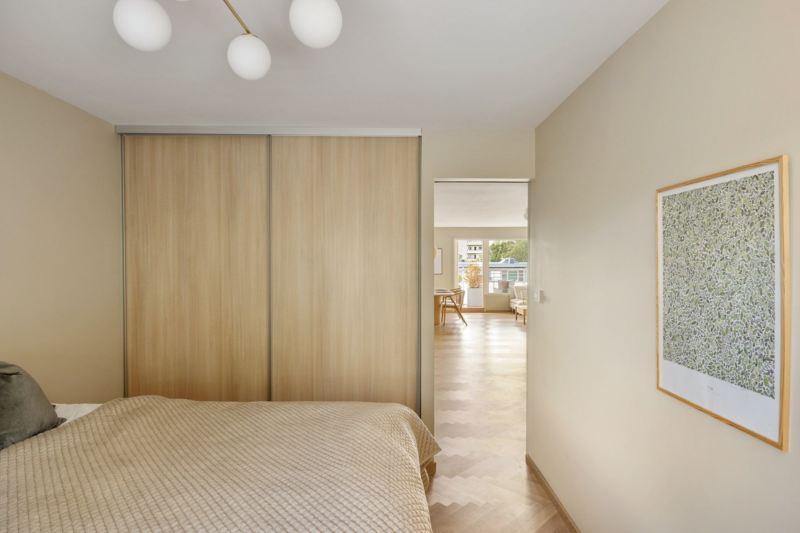 Rikelig med oppbevaring i skyvedørsgarderobe Galleribilde