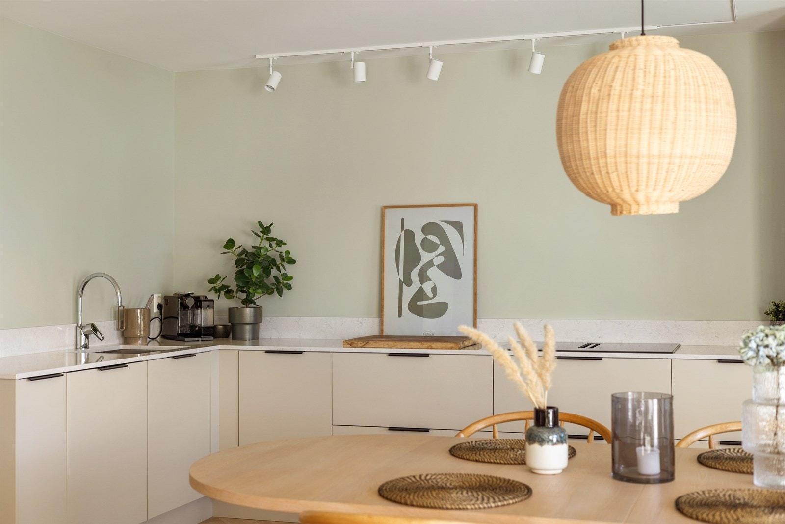 Kjøkkenet er innredet med kjøl/fryseskap, oppvaskmaskin, induksjonstopp, vinskap, stekeovn og vannstoppsystem samt kjøkkenventilator med kullfilter Galleribilde