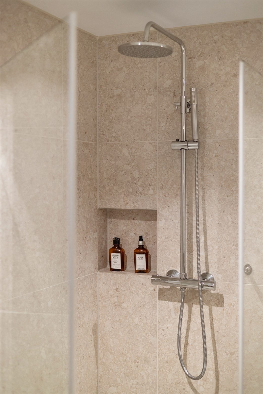 Regndusj med innebygd veggnisje Galleribilde