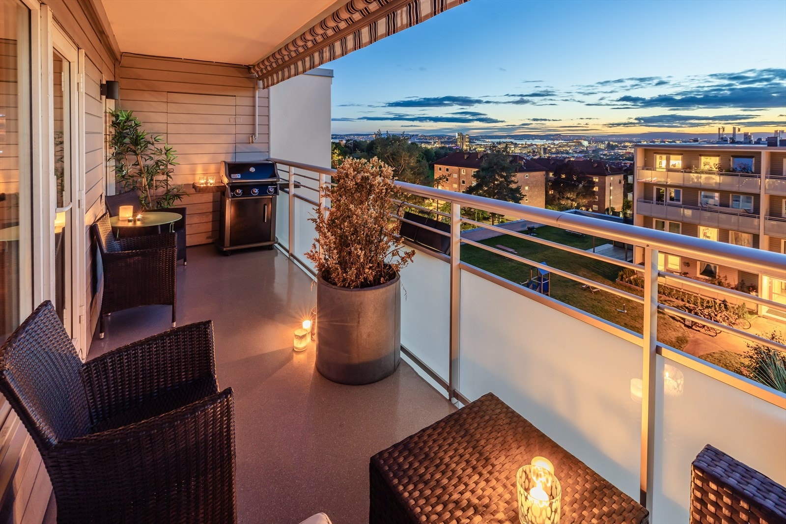 Ut fra stue og soverom har man to solrike balkonger på hele 20 kvm som gir sol hele dagen Galleribilde