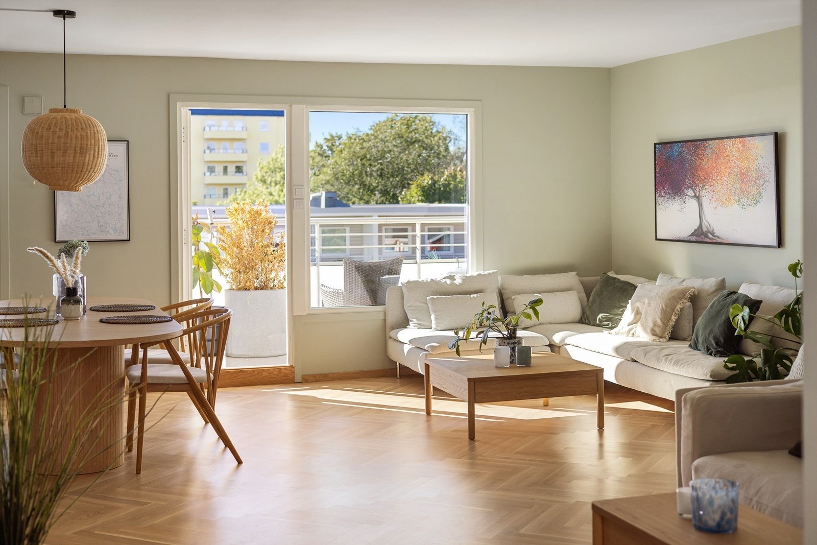 Leiligheten har store vindusflater som slipper inn rikelig med naturlig lys Galleribilde