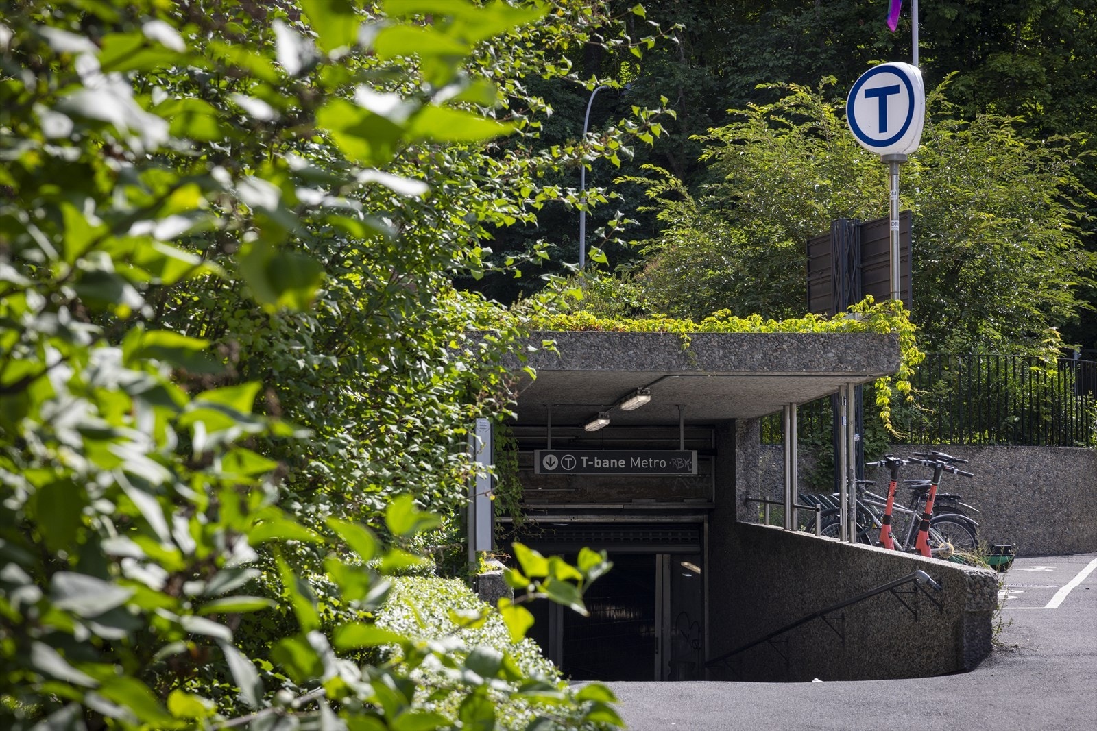 Det er gode kollektivforbindelser på Carl Berner med både trikk, buss og t-bane Galleribilde