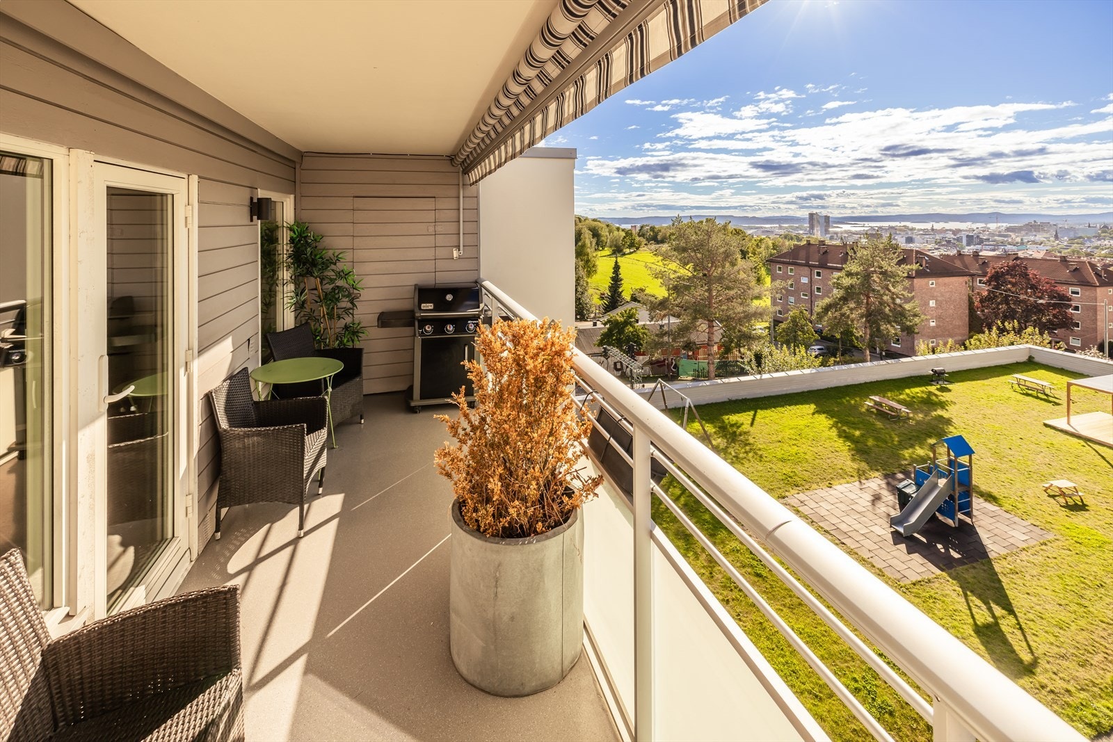 Her er det god plass til sittegruppe og mange gjester. Balkongen har også en utvendig bod for praktisk oppbevaring Galleribilde