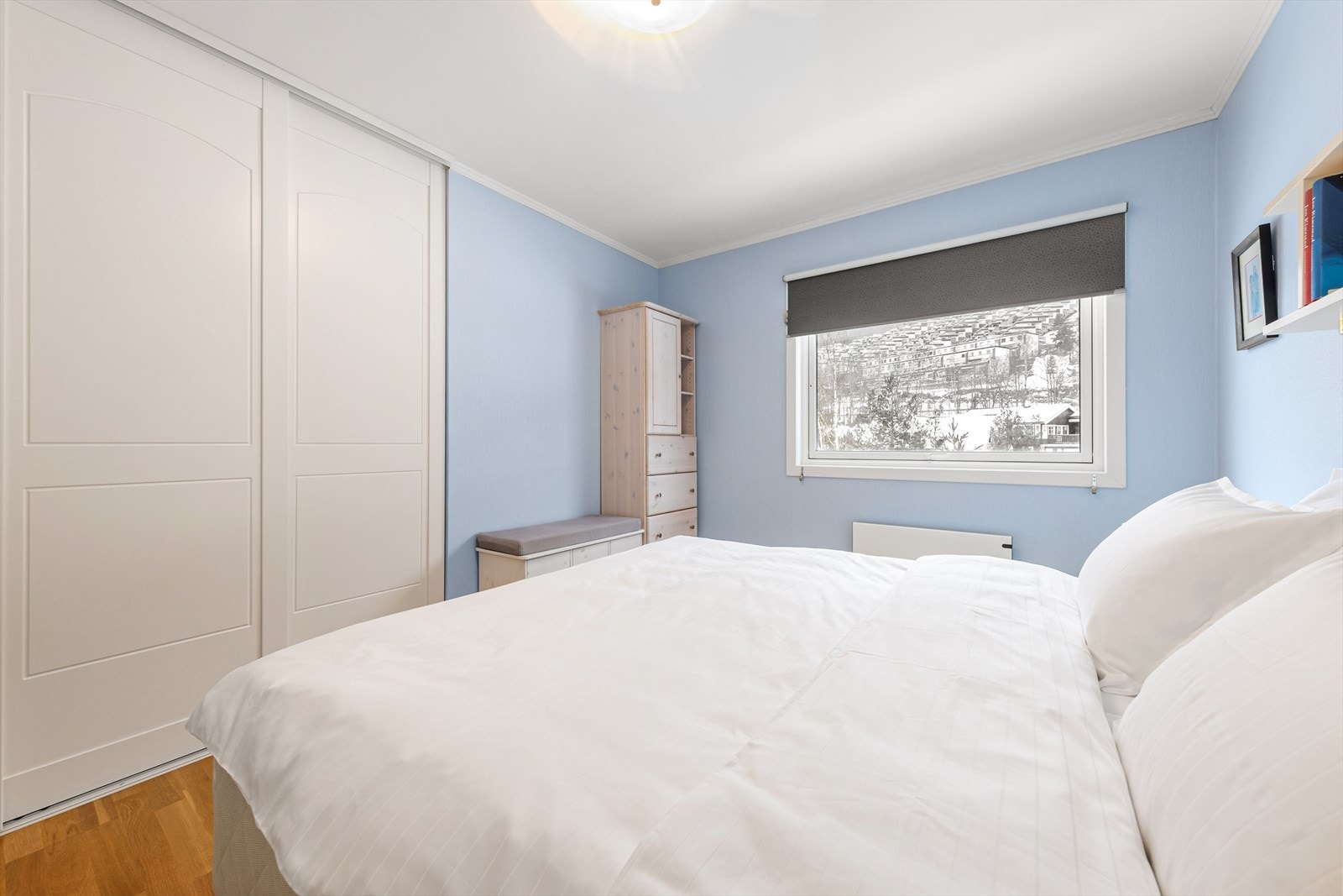 Soverom med plassbygd garderobeløsning - smart, stilrent og svært praktisk. Galleribilde