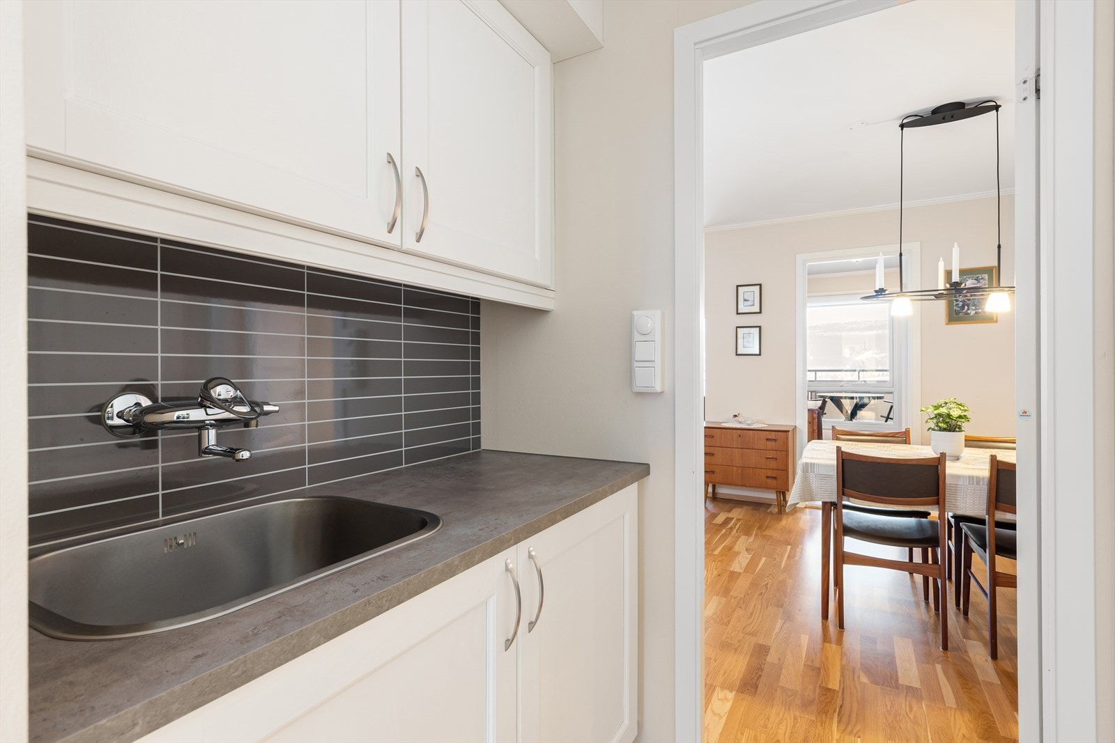 Praktisk og åpen planløsning fra kjøkken til stue. Galleribilde