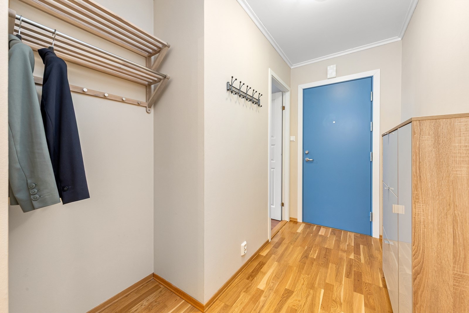 Her ønskes man velkommen inn i en lys og romslig entré/gang. Her er det god plass til å henge fra seg yttertøy og sette fra seg sko. Galleribilde