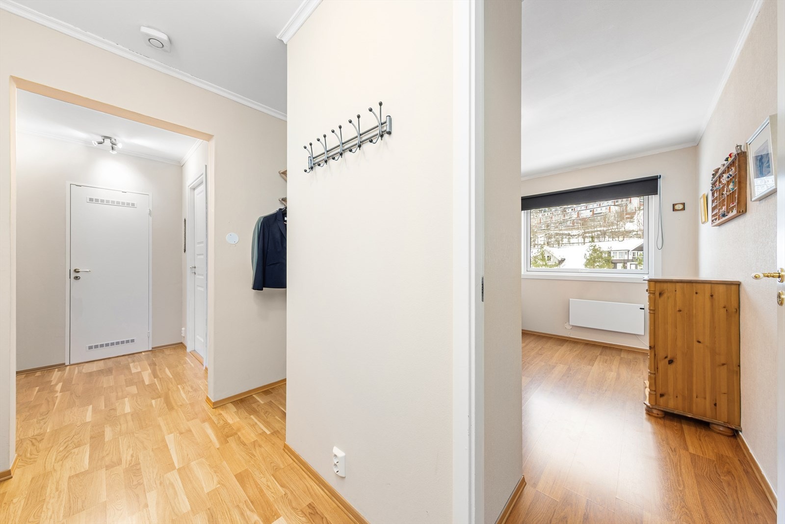 Innenfor hoveddøren gir entrèen et hyggelig førsteinntrykk, og som får deg til å følge deg hjemme fra første stund. Galleribilde