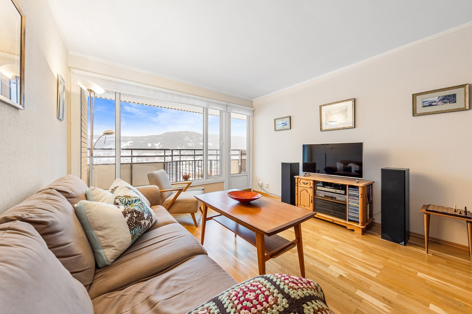 God plass til komfortabel sofagruppe hvor familien kan samles til hyggelige TV-kvelder. Galleribilde