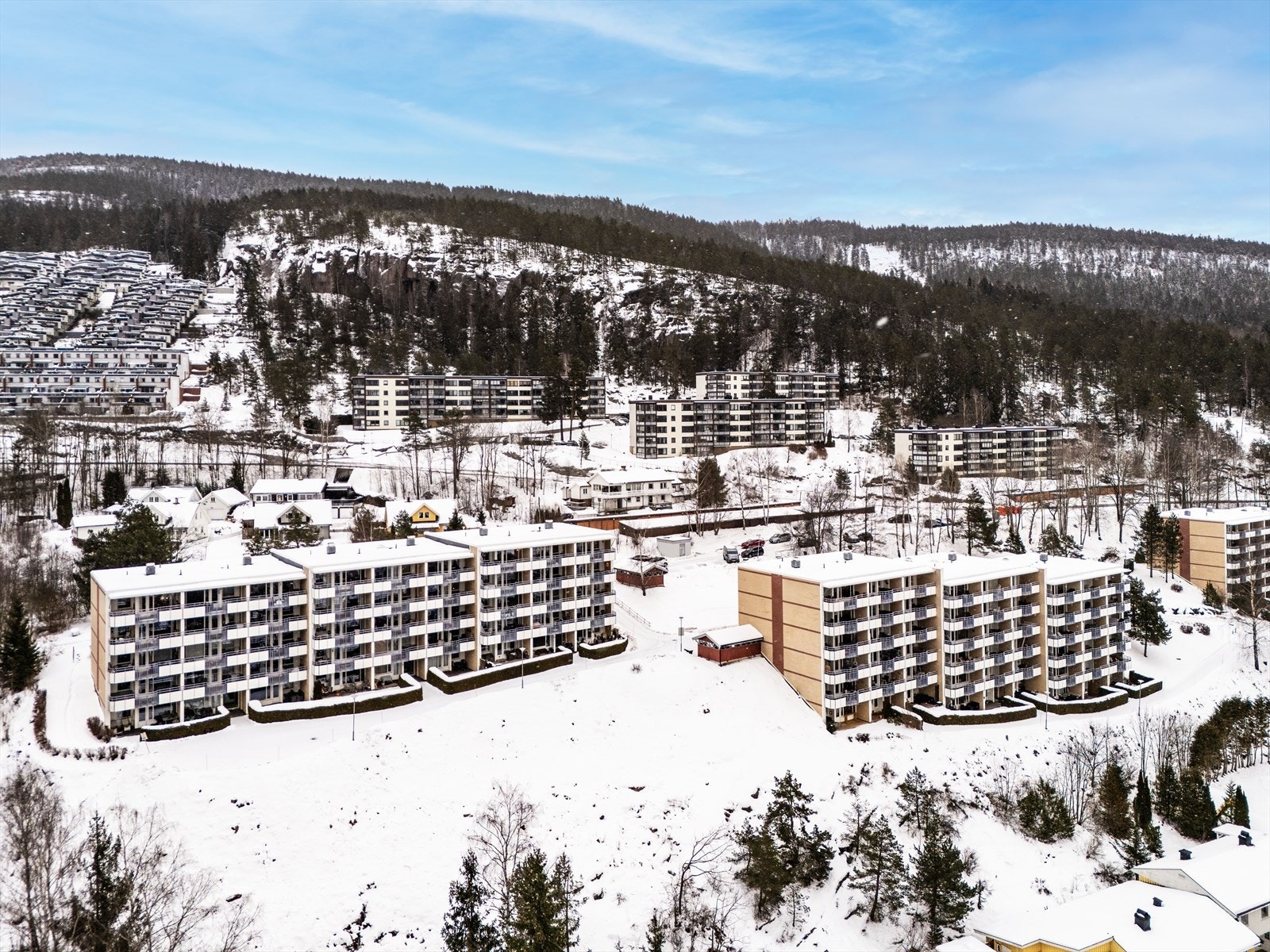 Her bor du i et naturskjønt boområde med kun fem minutters gange til flotte helårs turområder. Galleribilde
