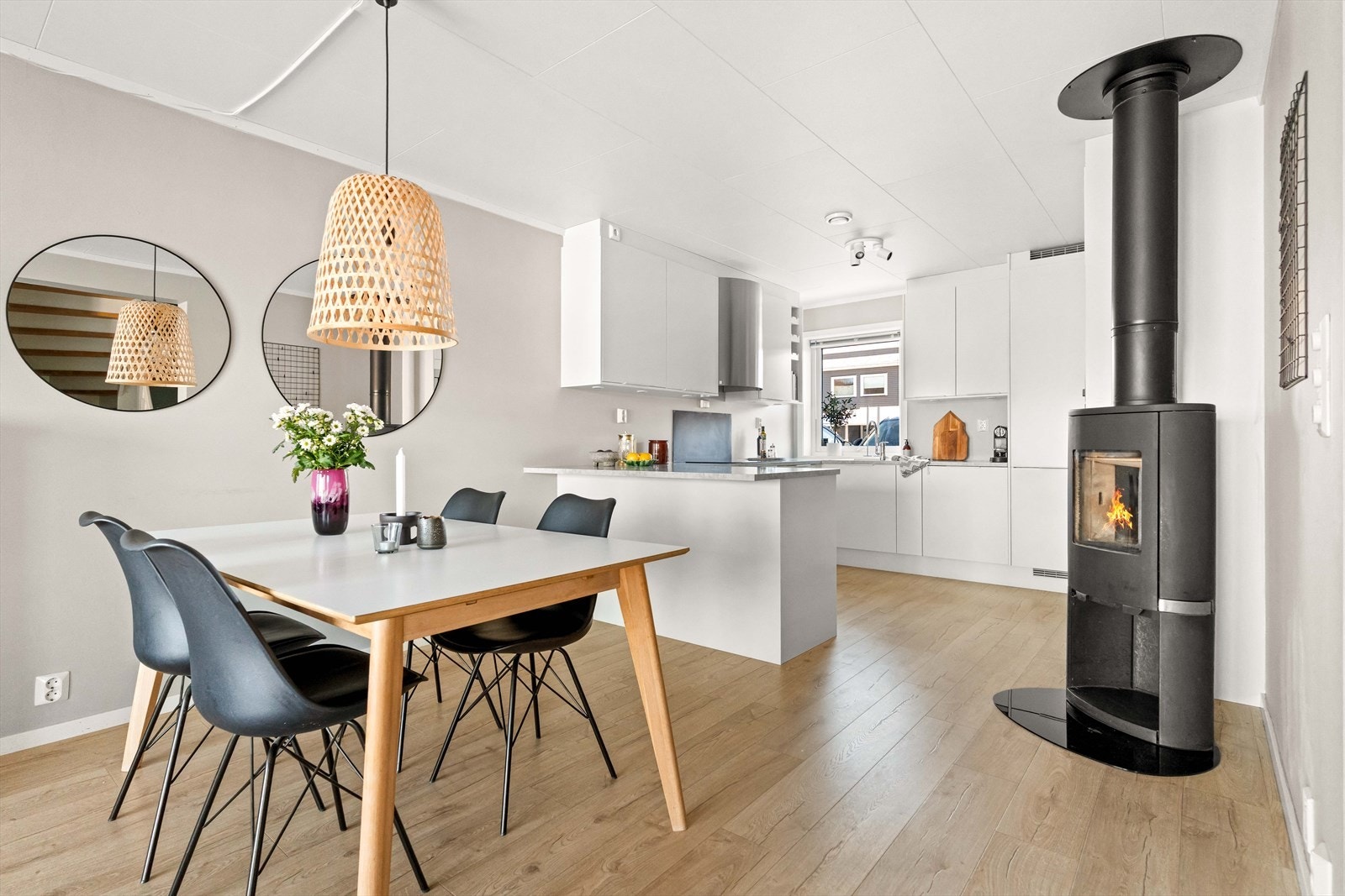 I stuen er det god plass til spisegruppe, samt tilbyr stuen en fin peisovn som varmer godt på kjøligere vinterdager. Galleribilde