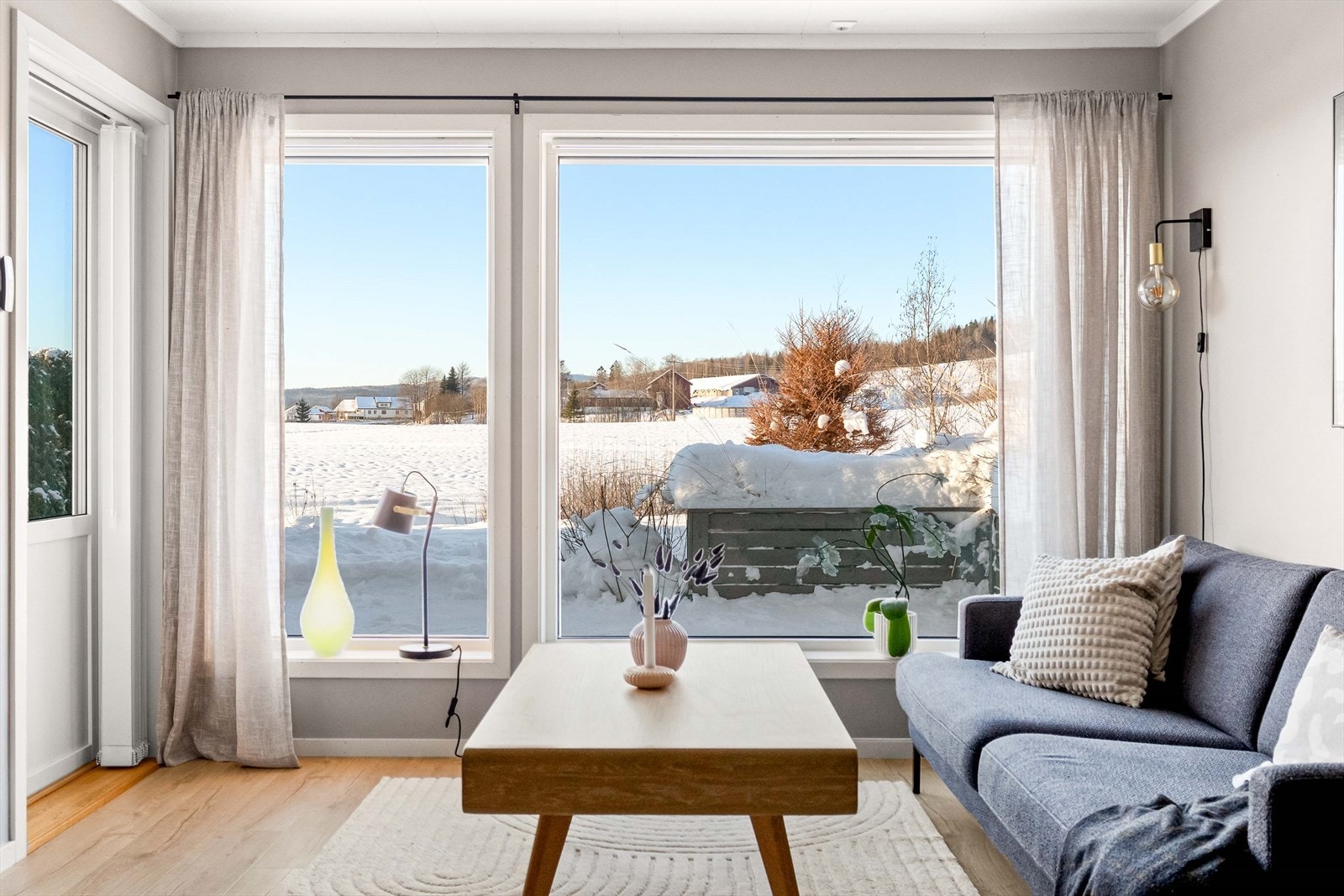 Fra stuen er det utgang til en romslig terrasse med flott utsikt over marka. Galleribilde