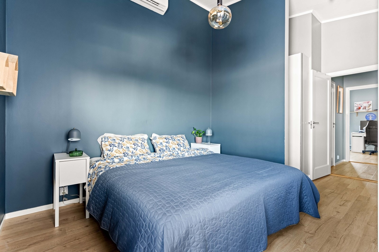 På hovedsoverommet er det god plass til dobbelseng med tilhørende nattbord. Her er det varmepumpe installert. Galleribilde