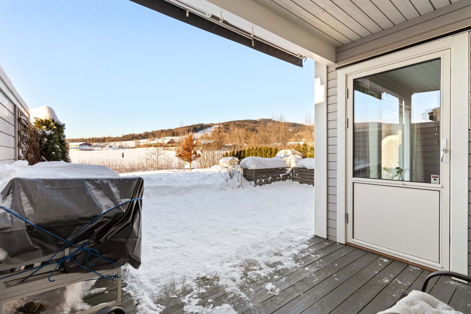 Fra terrassen er det fint utsyn. Galleribilde