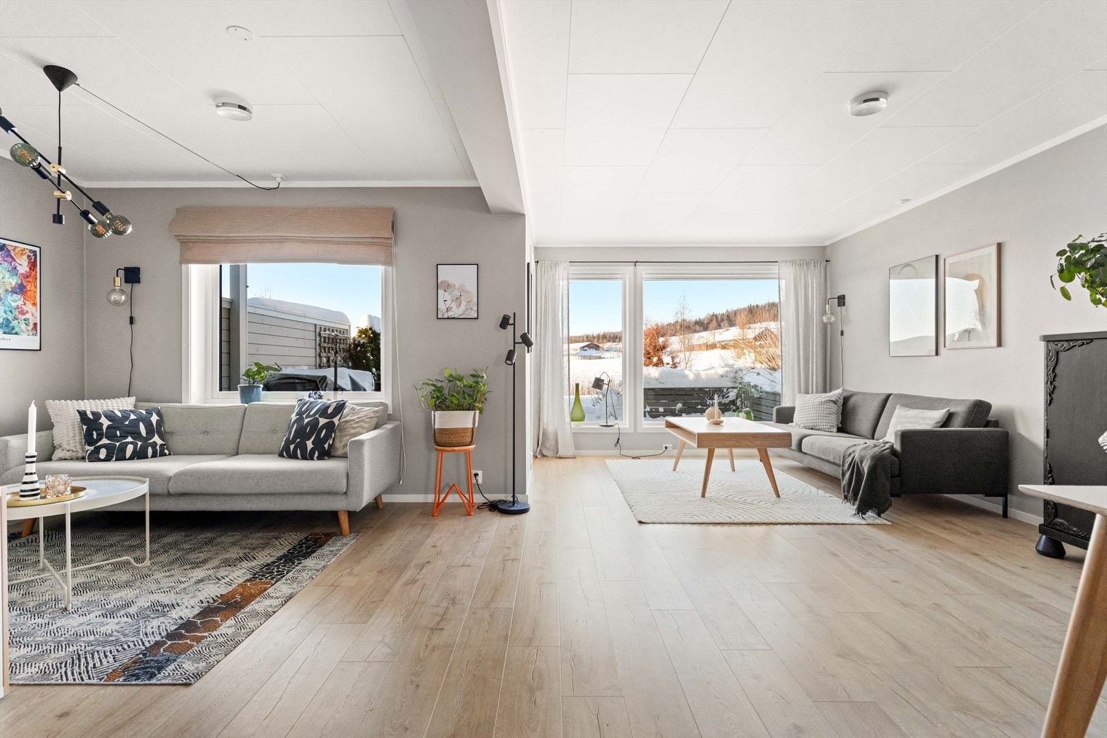 Stuen har tilgang på mye naturlig lys fra flere store vinduer. Galleribilde