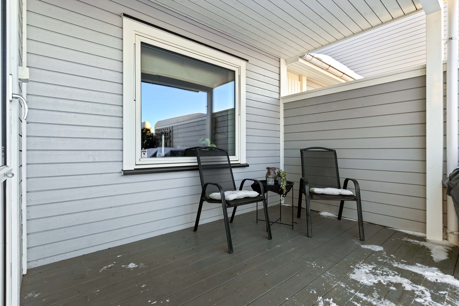 Overbygget del av terrassen med plass til utemøblement. Galleribilde