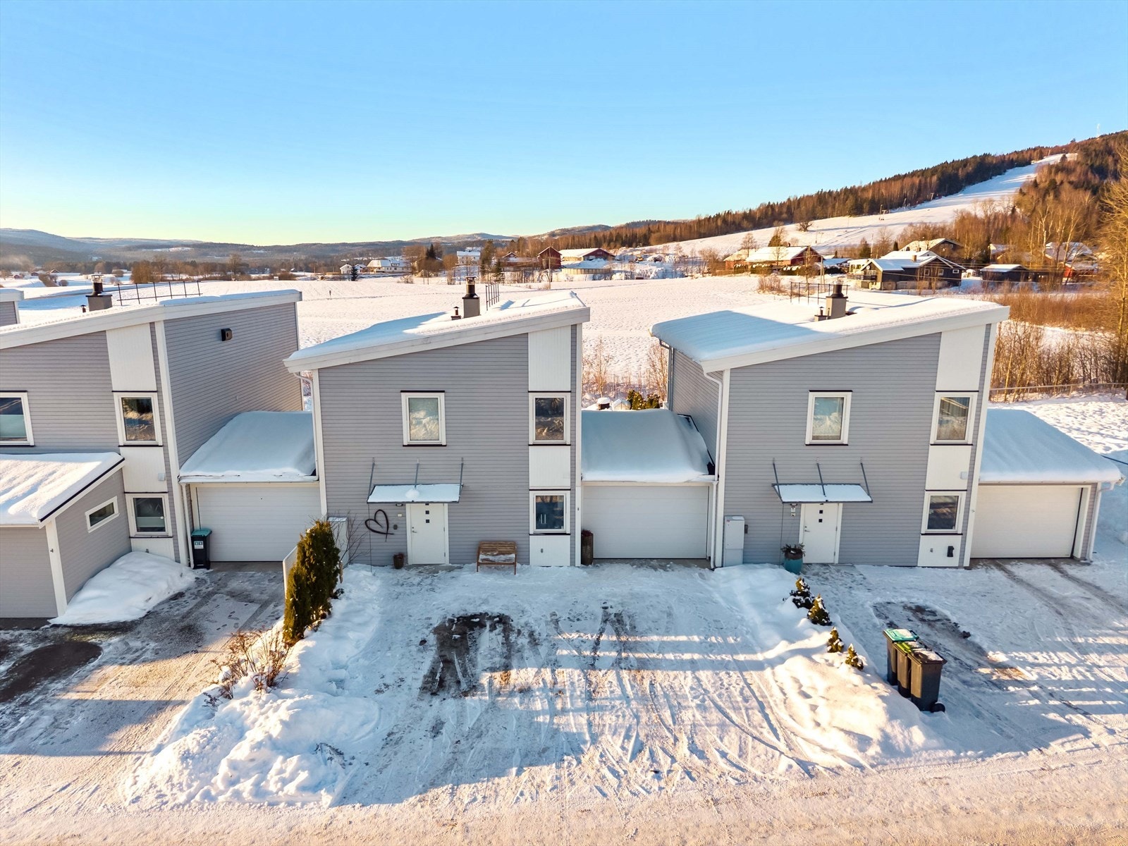 Det følger garasje til boligen i fremkant ved inngangsparti. Det er også parkeringsmuligheter foran denne. Galleribilde